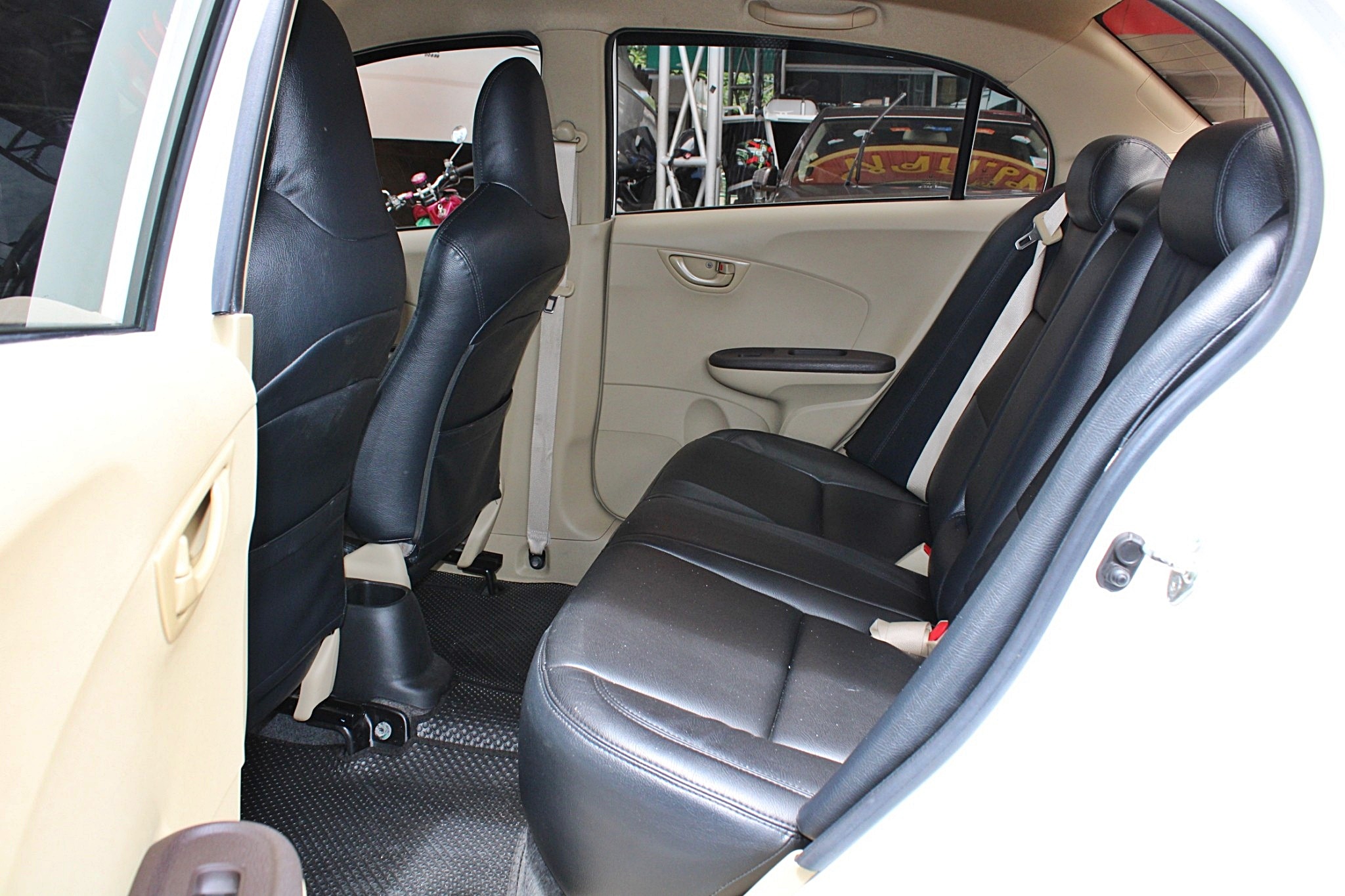 จัดไฟแนนได้ถึง2แสนปลาย ออกรถฟรีทุกค่าใช้จ่าย 2013 Honda brio amaze 1.2 V Auto CVT สีขาว (รูปที่ 12)