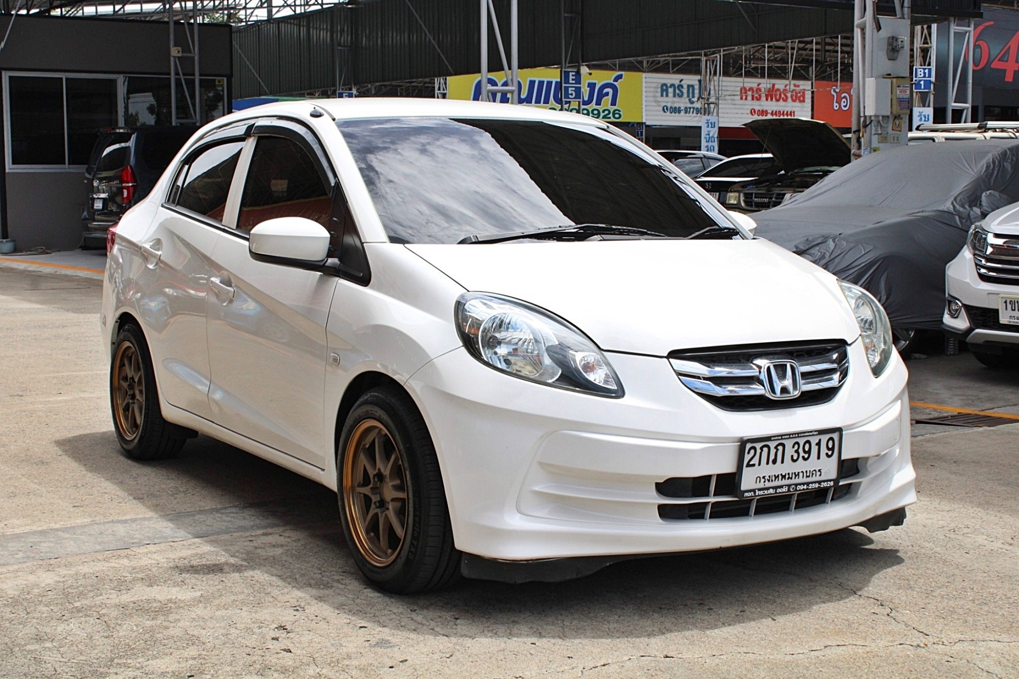 จัดไฟแนนได้ถึง2แสนปลาย ออกรถฟรีทุกค่าใช้จ่าย 2013 Honda brio amaze 1.2 V Auto CVT สีขาว