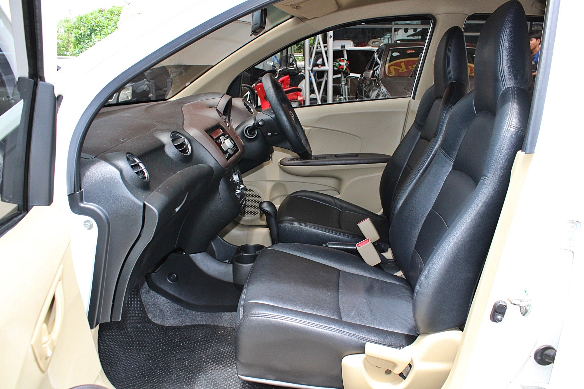 จัดไฟแนนได้ถึง2แสนปลาย ออกรถฟรีทุกค่าใช้จ่าย 2013 Honda brio amaze 1.2 V Auto CVT สีขาว (รูปที่ 4)