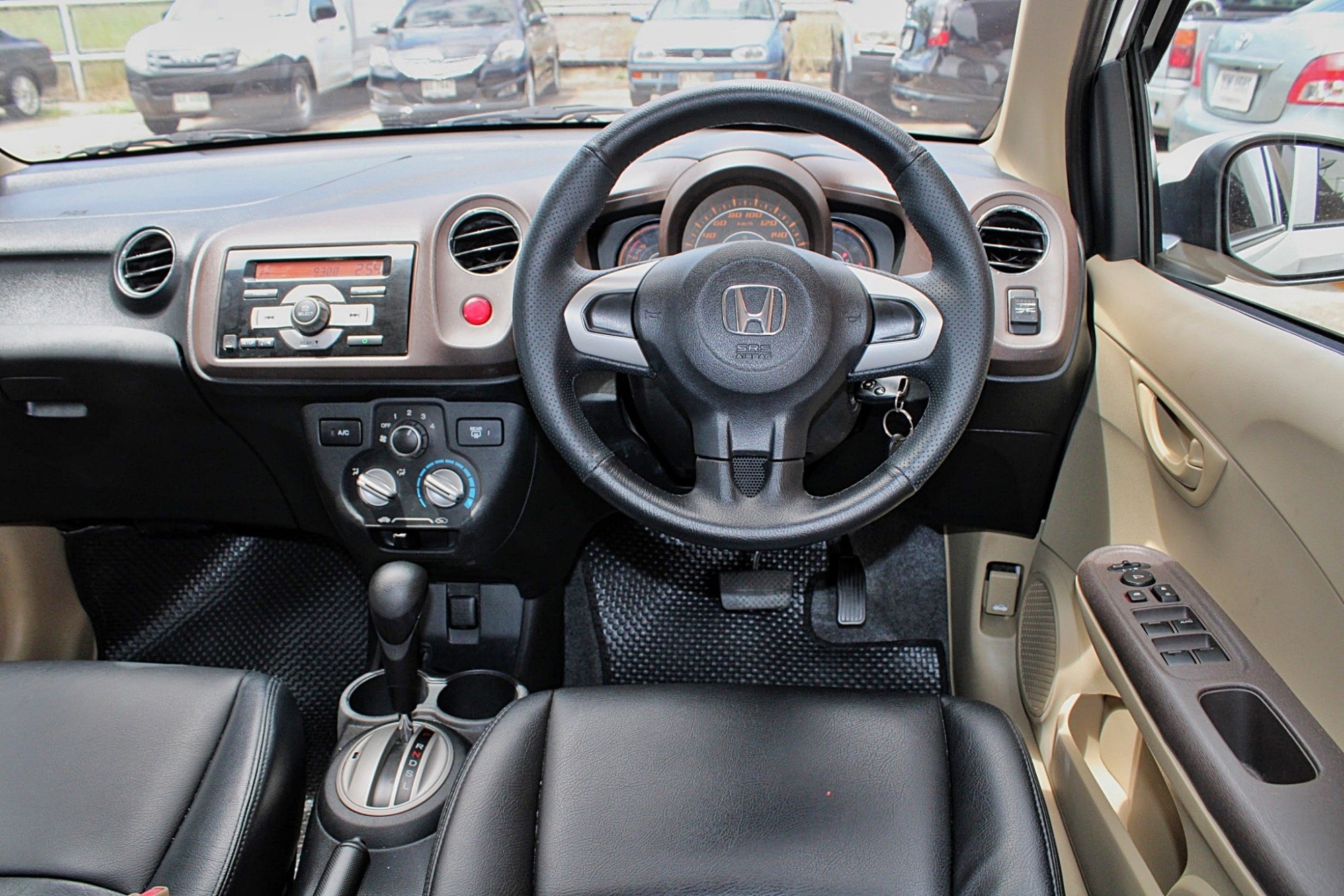 จัดไฟแนนได้ถึง2แสนปลาย ออกรถฟรีทุกค่าใช้จ่าย 2013 Honda brio amaze 1.2 V Auto CVT สีขาว (รูปที่ 8)