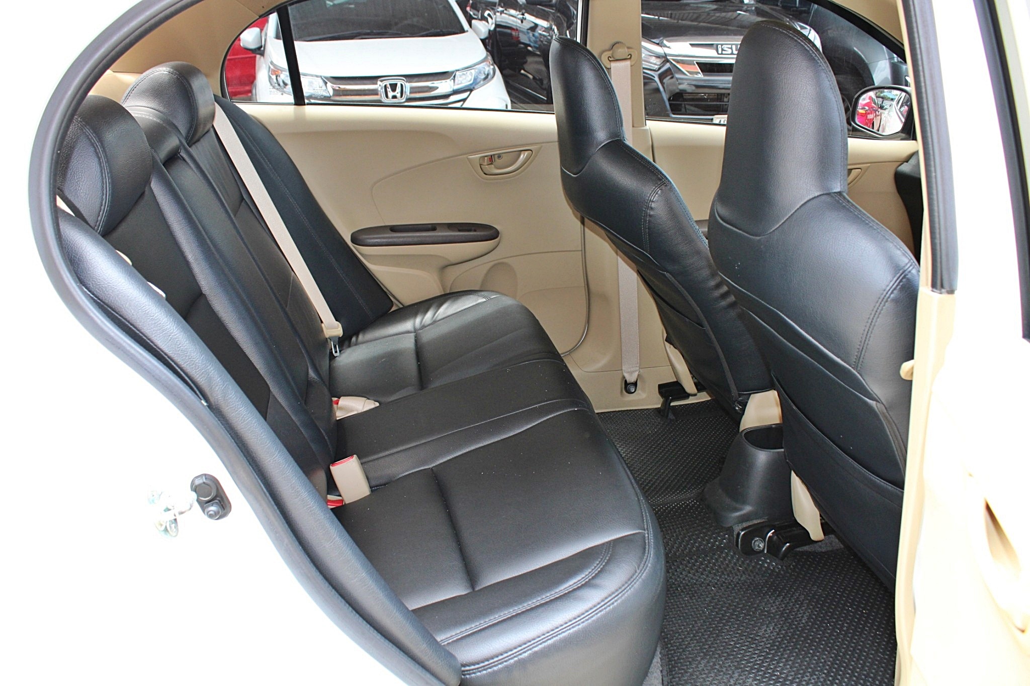 จัดไฟแนนได้ถึง2แสนปลาย ออกรถฟรีทุกค่าใช้จ่าย 2013 Honda brio amaze 1.2 V Auto CVT สีขาว (รูปที่ 5)