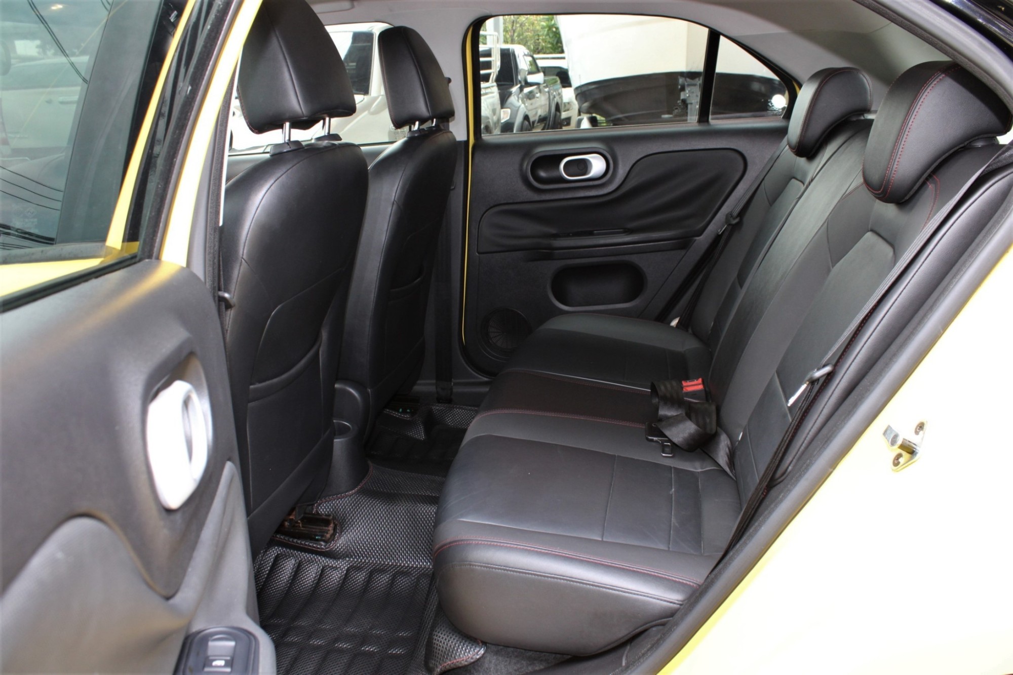 ผ่อน 2xxx รุ่นท๊อปสุด หลังคาซันรูฟ จัดได้ล้น ออกรถ 0 บาท 2015 MG 3 Hatchback 1.5 X SUNROOF Auto สีเหลือง เกียร์ออโต้ Selematic 5 สปีด (รูปที่ 9)