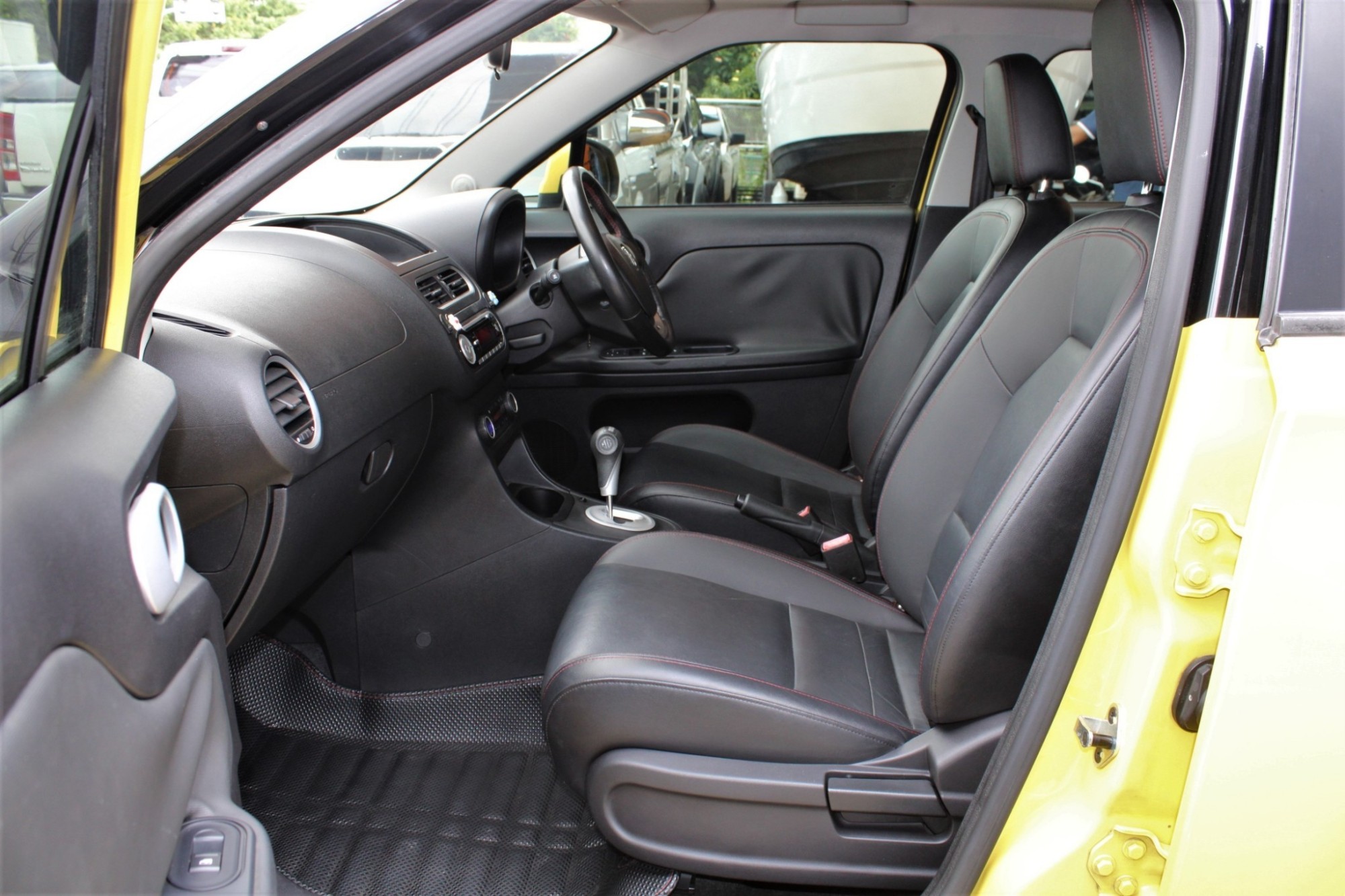 ผ่อน 2xxx รุ่นท๊อปสุด หลังคาซันรูฟ จัดได้ล้น ออกรถ 0 บาท 2015 MG 3 Hatchback 1.5 X SUNROOF Auto สีเหลือง เกียร์ออโต้ Selematic 5 สปีด (รูปที่ 8)