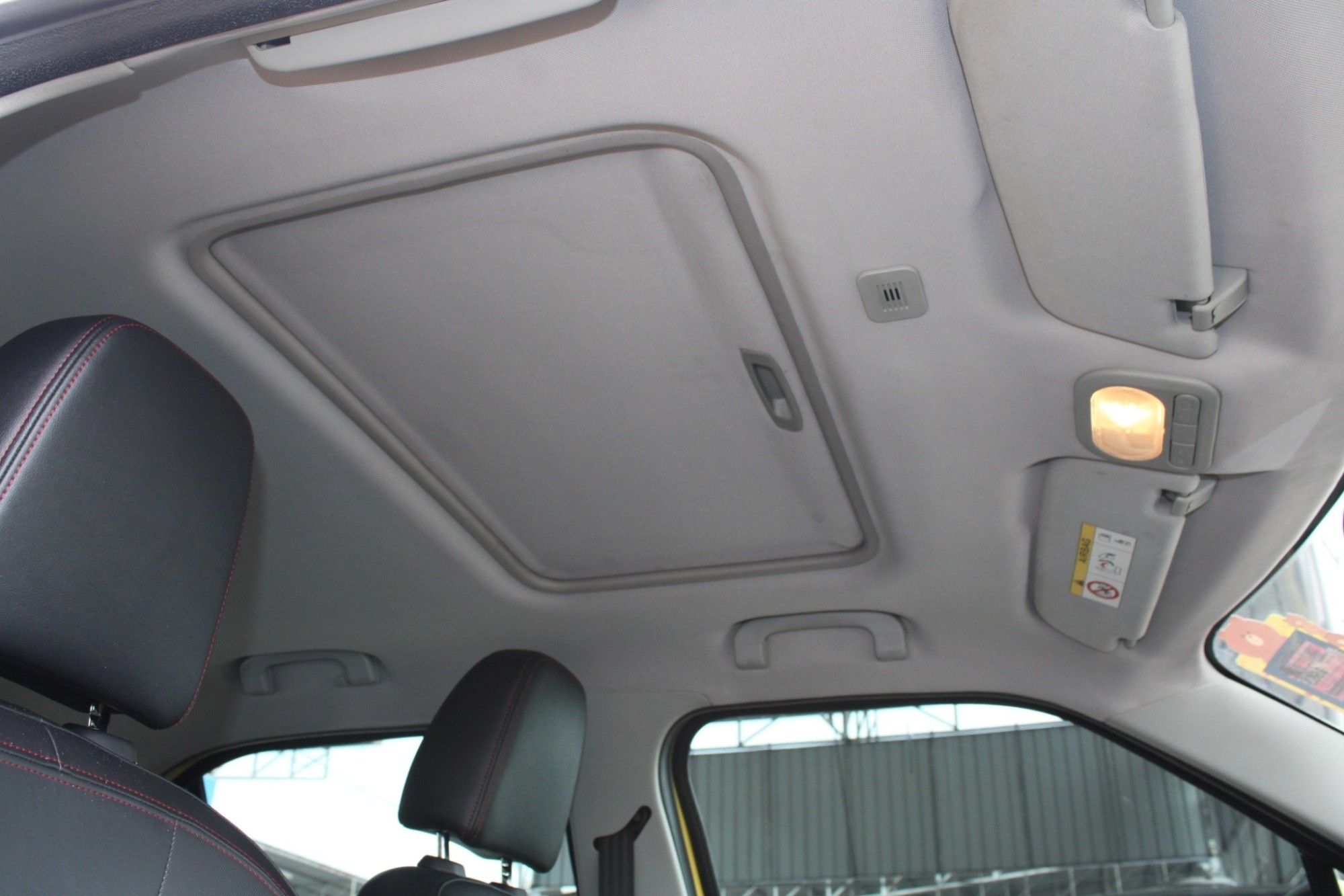 ผ่อน 2xxx รุ่นท๊อปสุด หลังคาซันรูฟ จัดได้ล้น ออกรถ 0 บาท 2015 MG 3 Hatchback 1.5 X SUNROOF Auto สีเหลือง เกียร์ออโต้ Selematic 5 สปีด (รูปที่ 2)