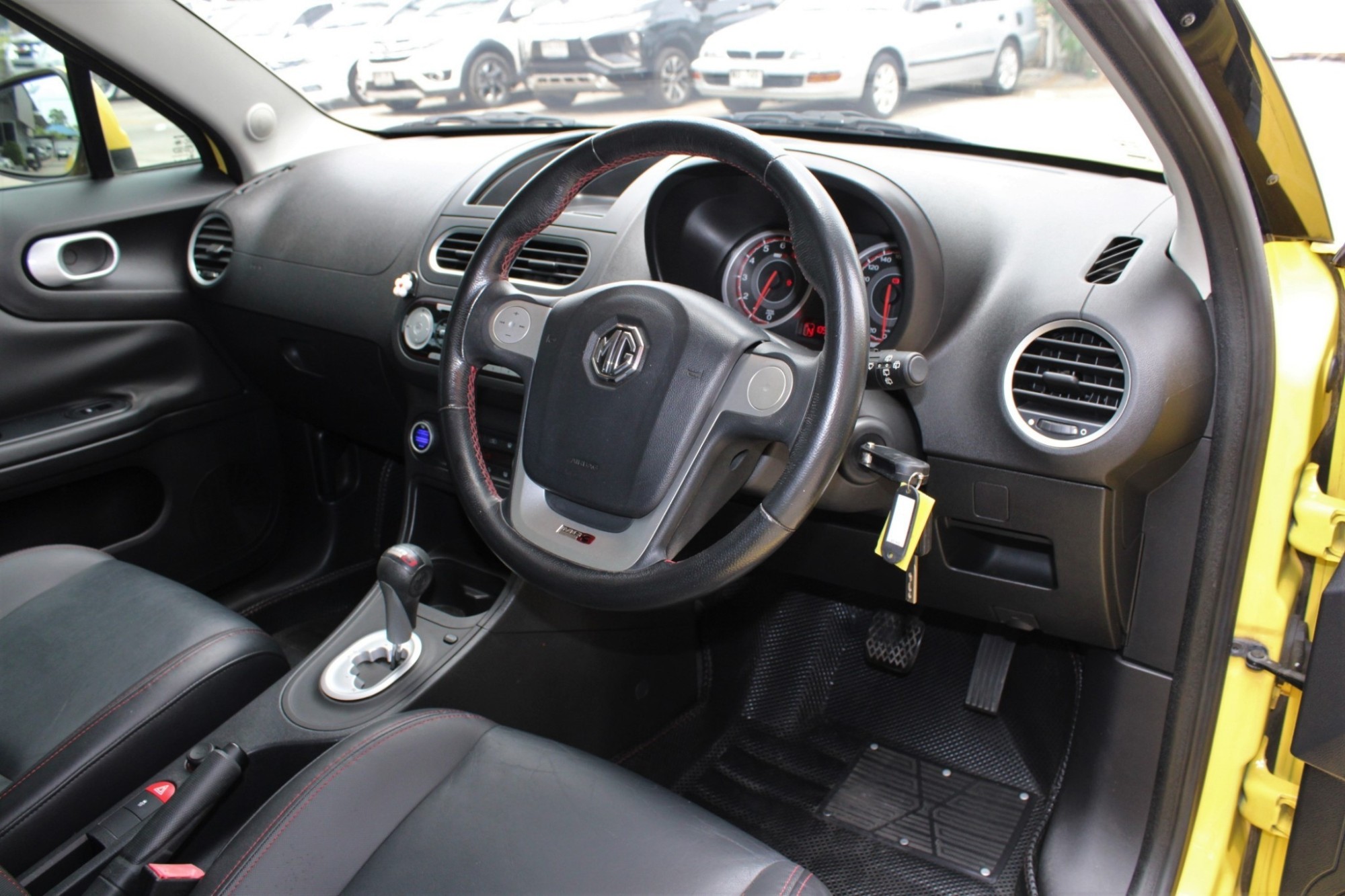 ผ่อน 2xxx รุ่นท๊อปสุด หลังคาซันรูฟ จัดได้ล้น ออกรถ 0 บาท 2015 MG 3 Hatchback 1.5 X SUNROOF Auto สีเหลือง เกียร์ออโต้ Selematic 5 สปีด (รูปที่ 10)