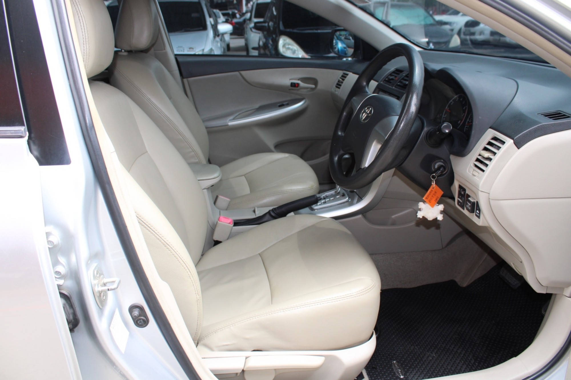 ผ่อน 3xxx 2013 Toyota Corolla Altis CNG 1.6 E Sedan AT สีบรอนซ์เงิน เกียร์ออโต้ (รูปที่ 11)
