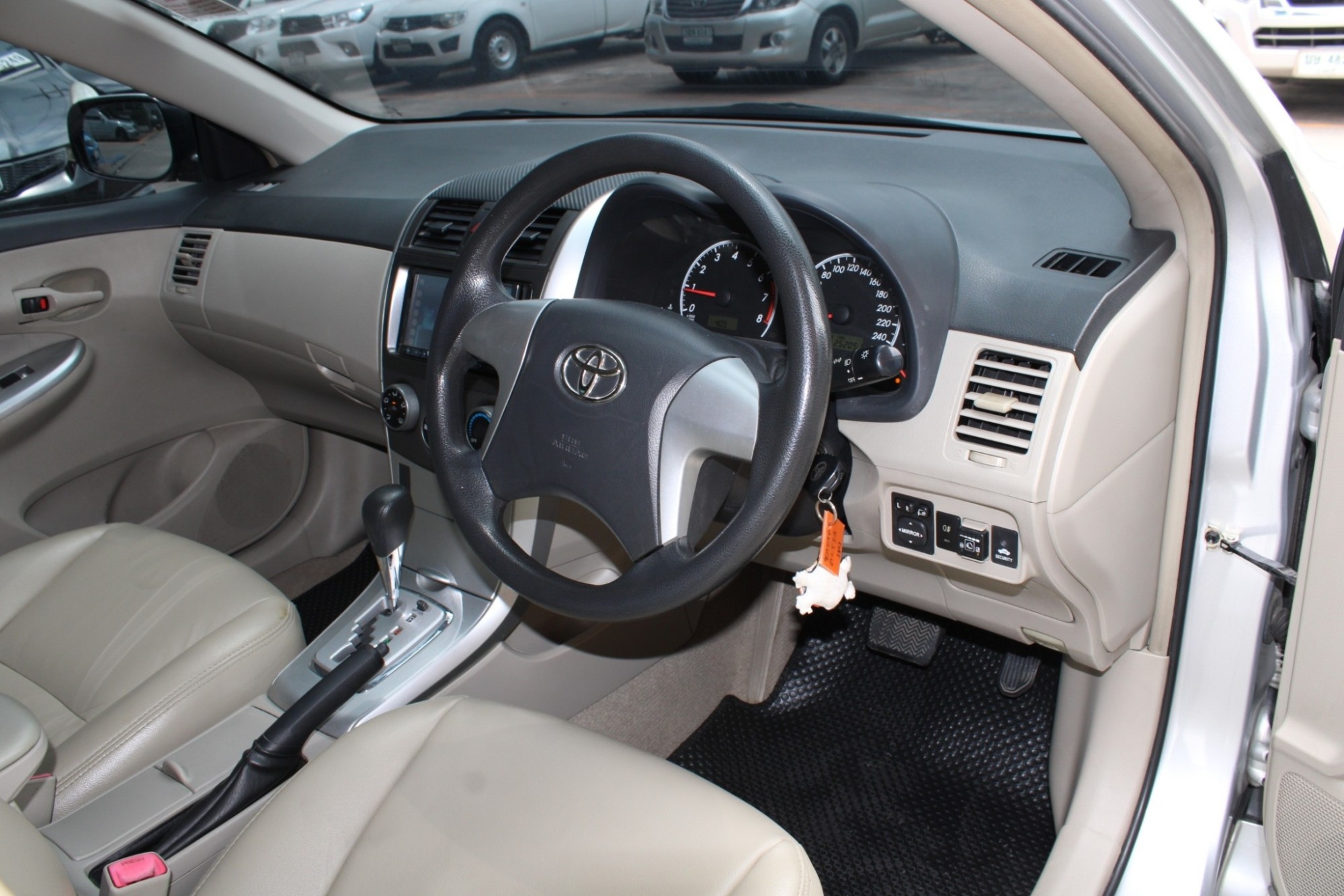 ผ่อน 3xxx 2013 Toyota Corolla Altis CNG 1.6 E Sedan AT สีบรอนซ์เงิน เกียร์ออโต้ (รูปที่ 8)