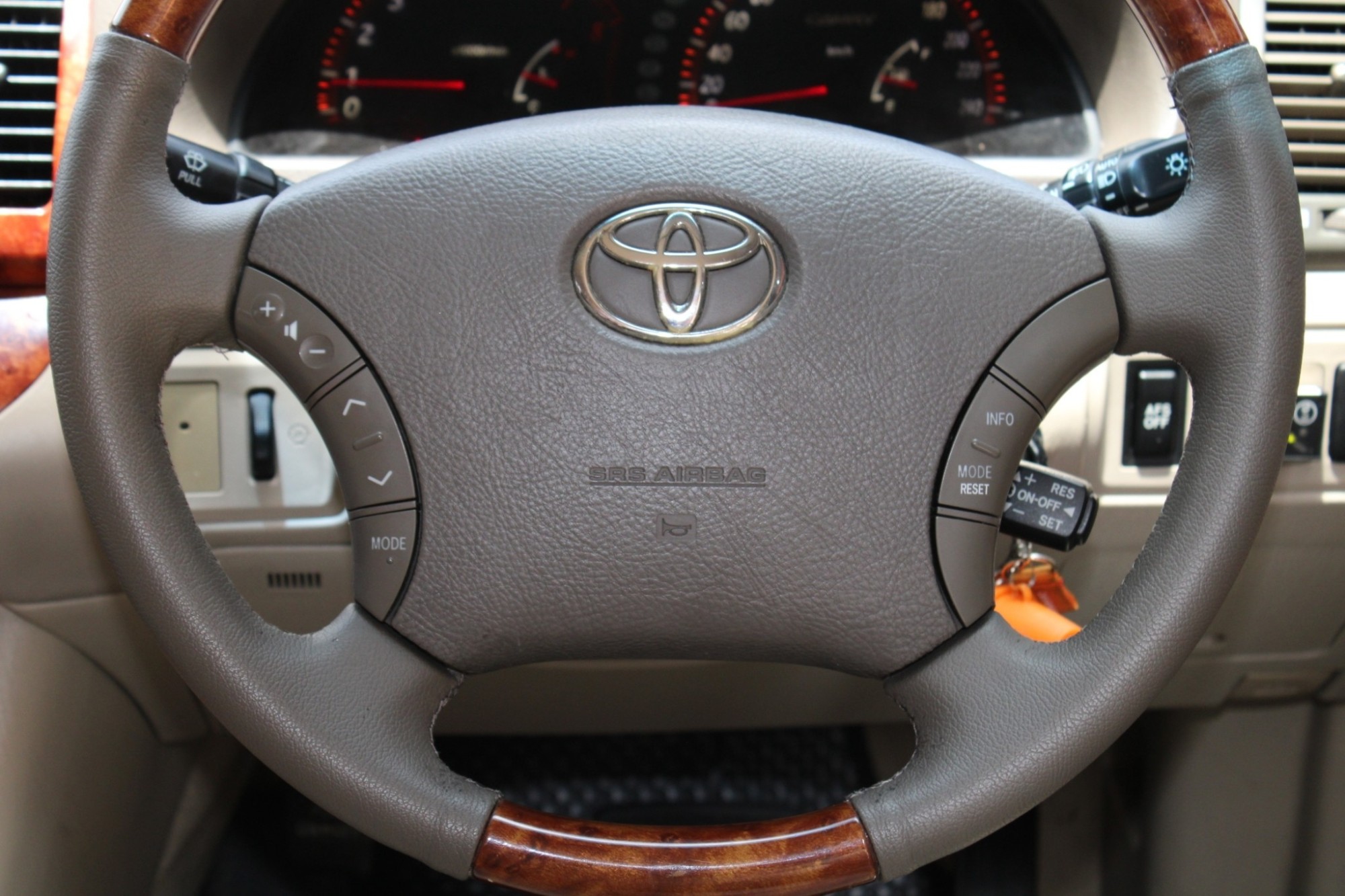 2005 Toyota Camry 2.4 Q AT สีดำ เกียร์อัตโนมัติ รุ่นท๊อปสุด ไม่มีชน เครื่องช่วงล่างขับดี แก๊สLPGเพิ่งติดตั้งไม่นานวันมานี้ ไมล์แท้เจ้าของดูแลมาดีมาก (รูปที่ 11)