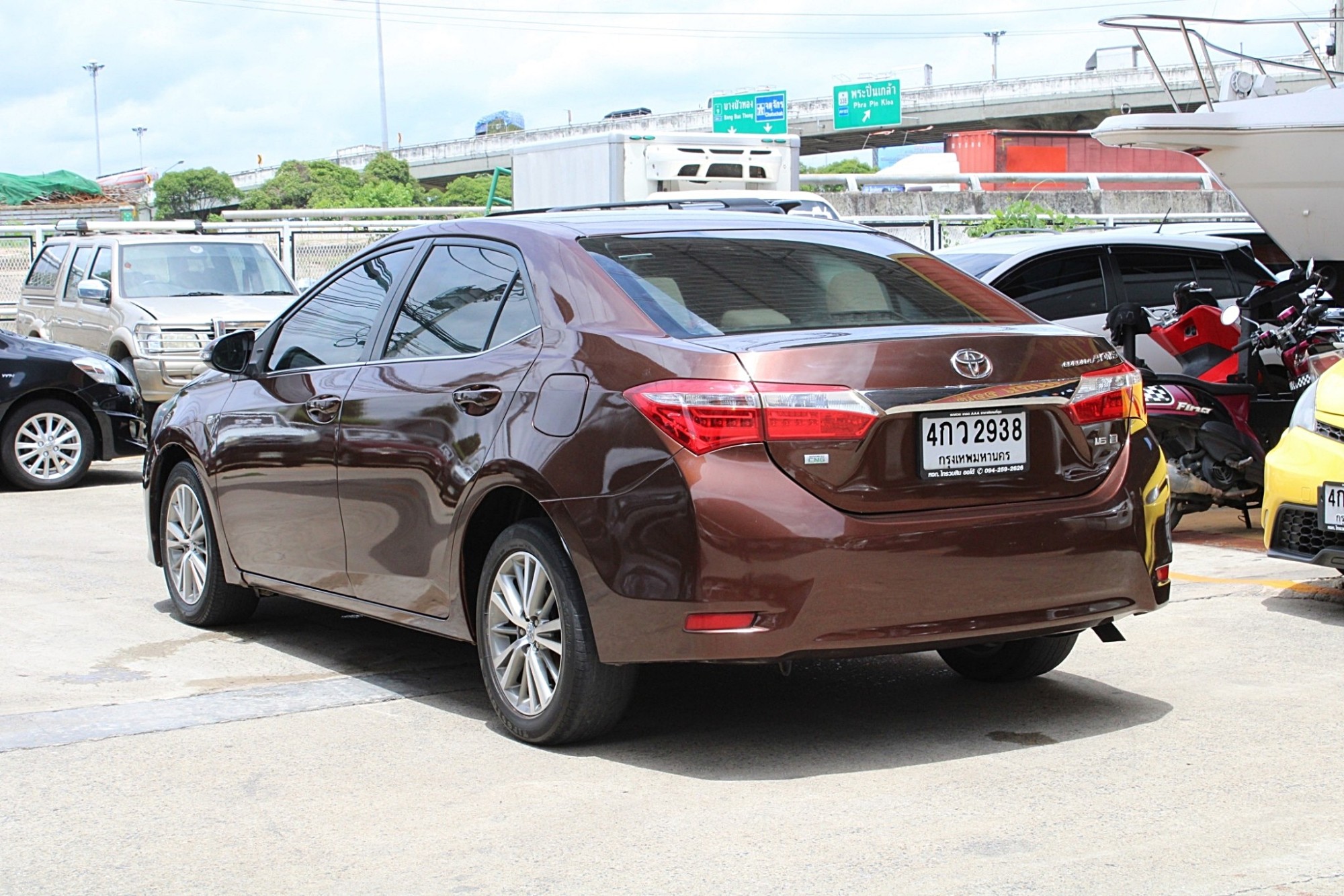 2015 toyota Altis Dual VVT-I 1.6 E CNG โรงงาน สีน้ำตาล (สีหายาก) เกียร์อัตโนมัติ Super CVT-I 7 Wonder Speed สุดประหยัด