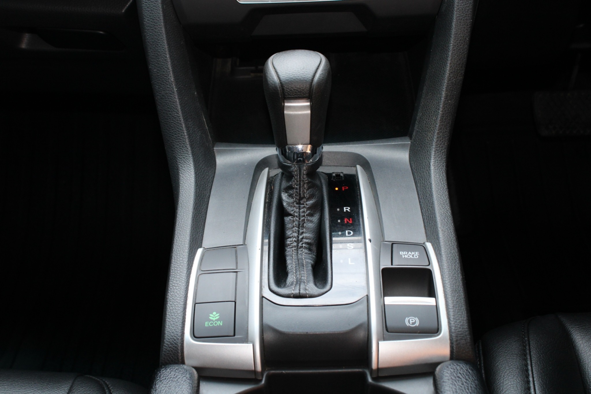 2016 Honda Civic FC 1.8 E i-VTEC AT สีขาว มือเดียวออกห้าง ไม่มีอุบัติเหตุ มีประวัติเข้าศูนย์ ขับดีมาก (รูปที่ 8)