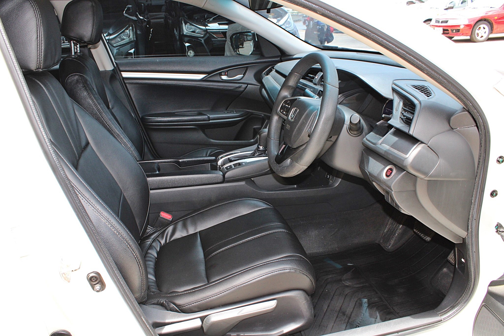 2016 Honda Civic FC 1.8 E i-VTEC AT สีขาว มือเดียวออกห้าง ไม่มีอุบัติเหตุ มีประวัติเข้าศูนย์ ขับดีมาก (รูปที่ 12)