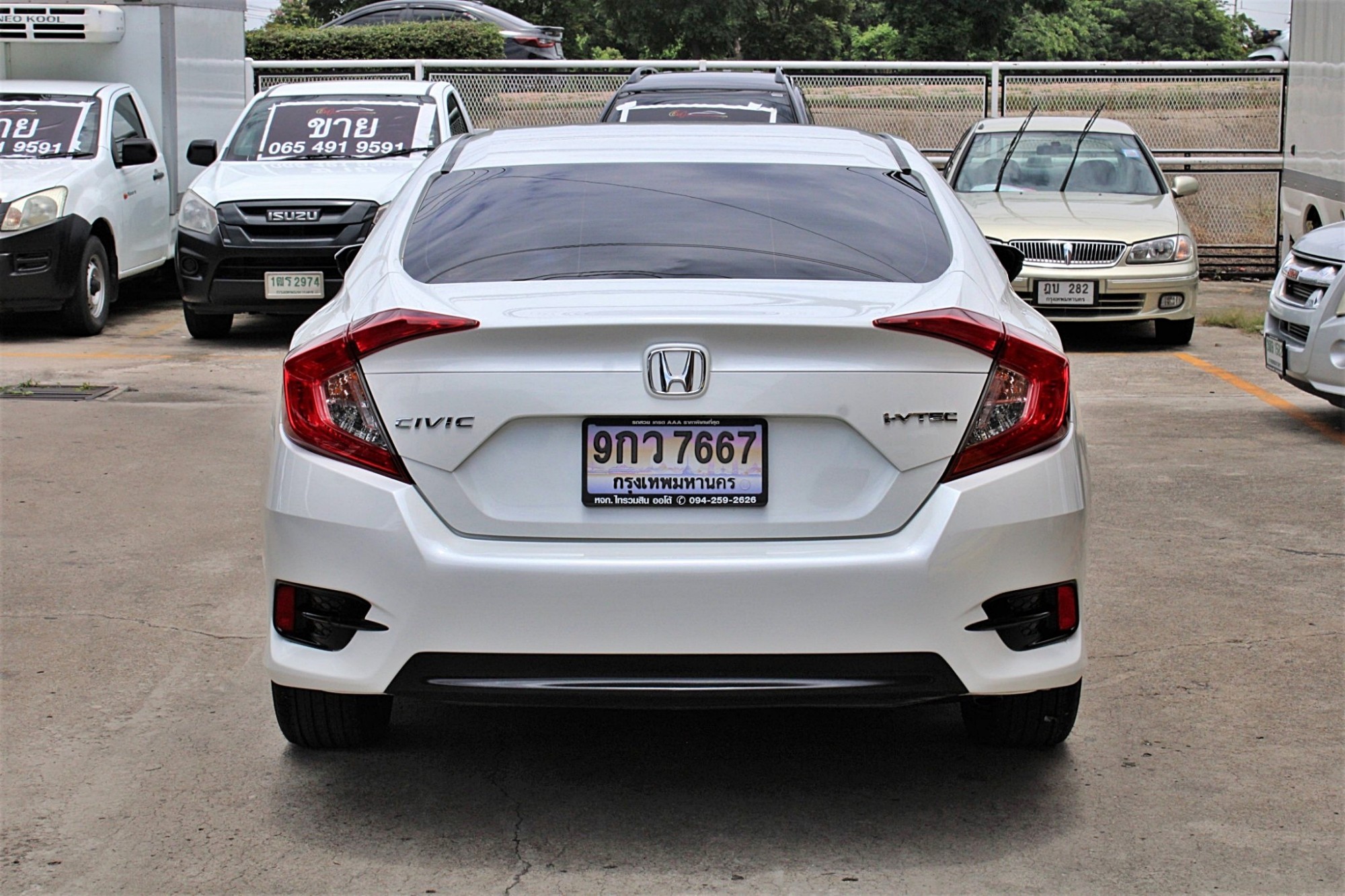 2016 Honda Civic FC 1.8 E i-VTEC AT สีขาว มือเดียวออกห้าง ไม่มีอุบัติเหตุ มีประวัติเข้าศูนย์ ขับดีมาก