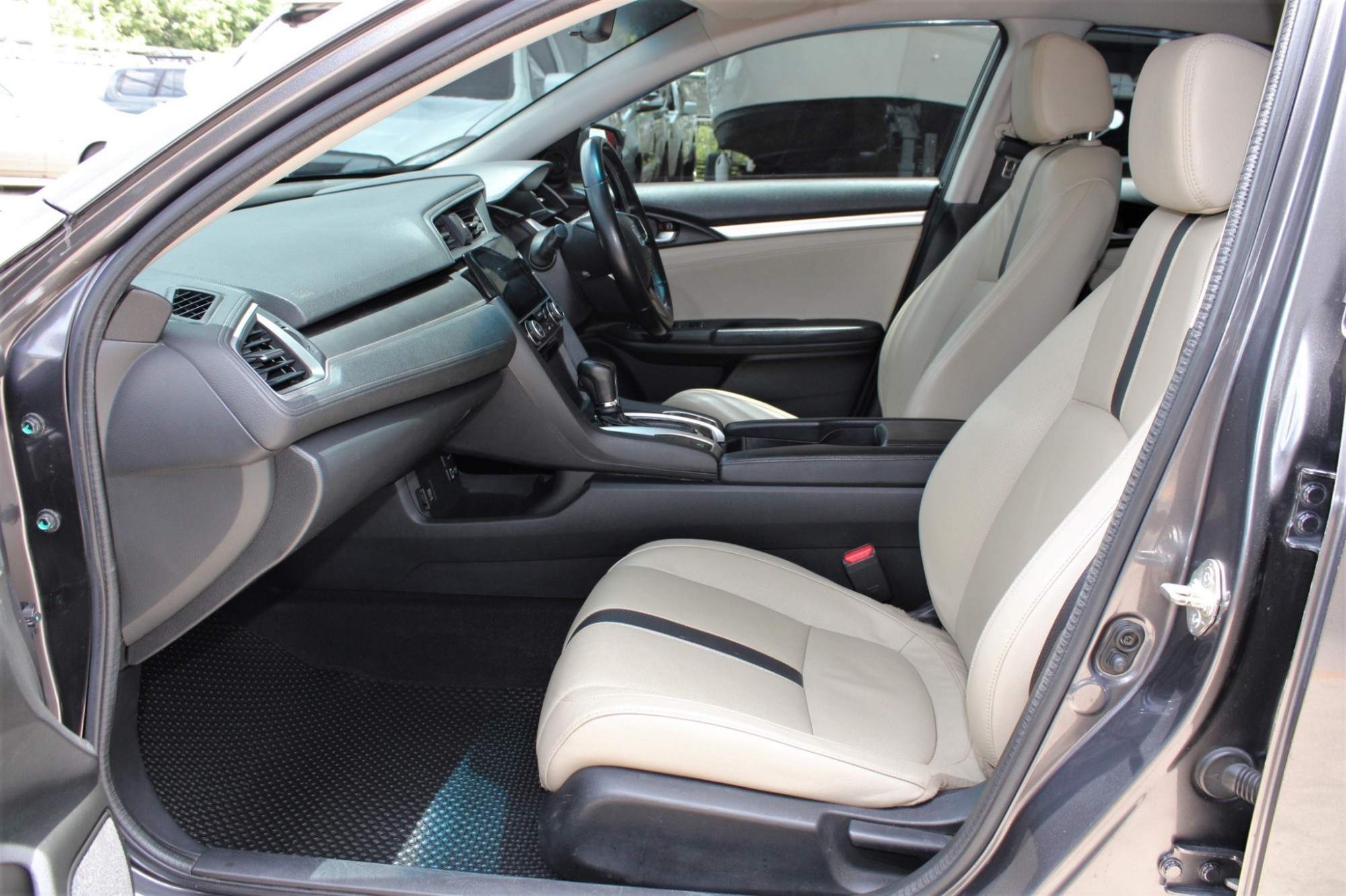 2016 Honda Civic FC 1.8 EL i-VTEC AT สีเทา เกียร์ออโต้ รุ่นท๊อป เดิมมาก ไม่มีชน ขับดีมาก (รูปที่ 9)