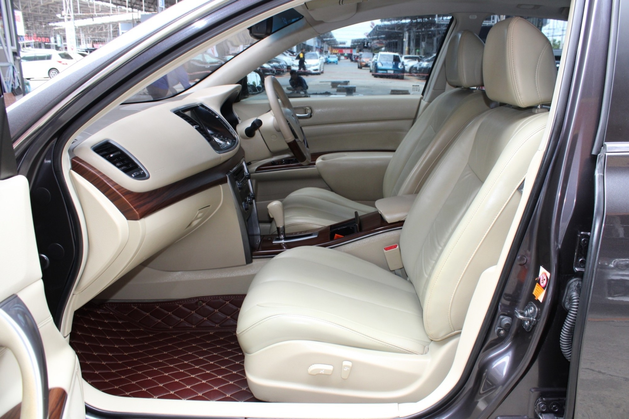 2010 Nissan Teana 2.5 XV 250 V 6 AT สีเทา เกียร์ออโต้ หลังคาซันรูฟ รถสวยมาก ไม่มีอุบัติเหตุ ไม่แก๊ส