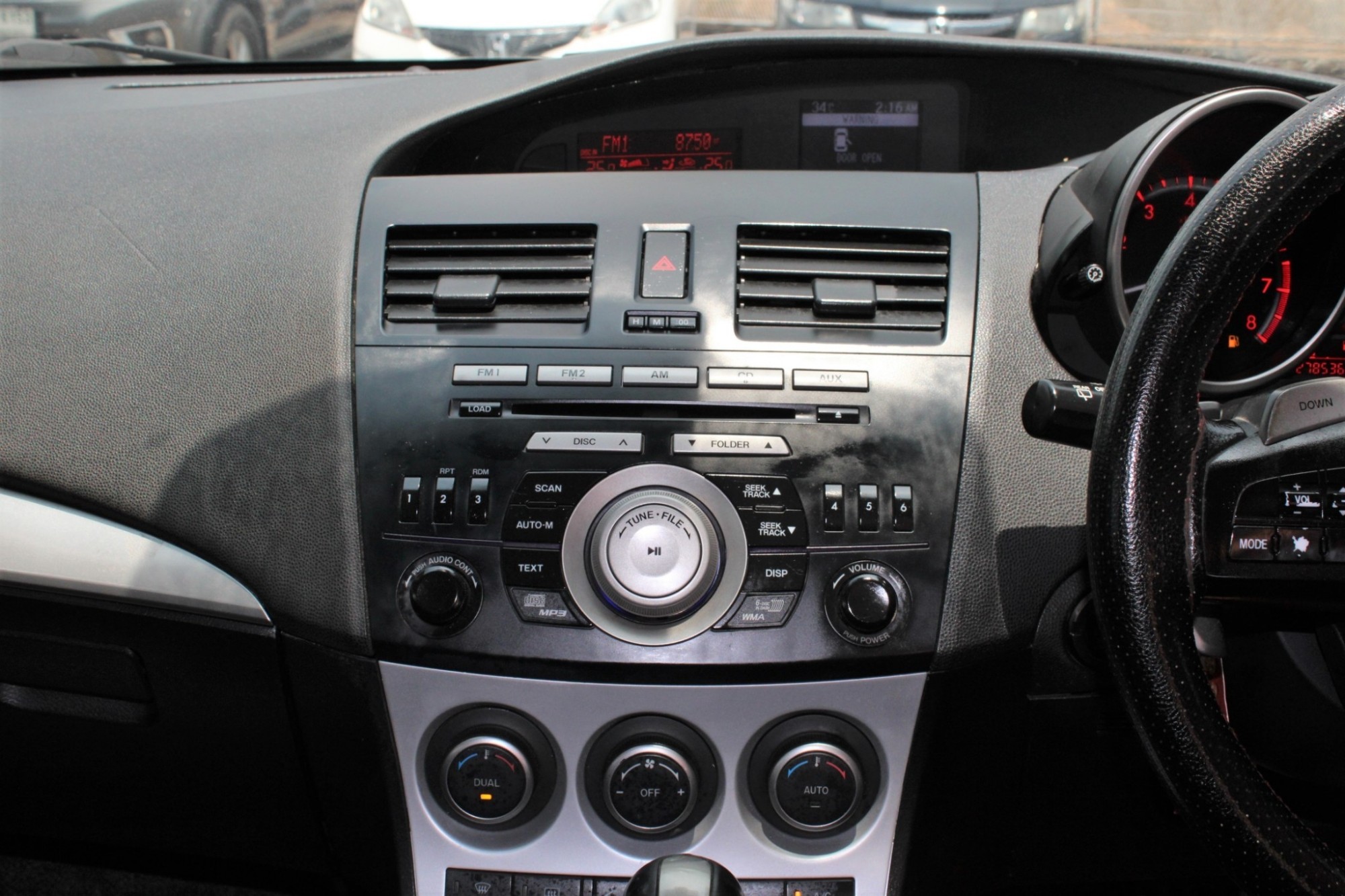 2011 Mazda 3 2.0 Maxx Sports รุ๋นTop AT สีขาว ออโต้ 5 ประตู หลังคาซันรูฟ (รูปที่ 13)