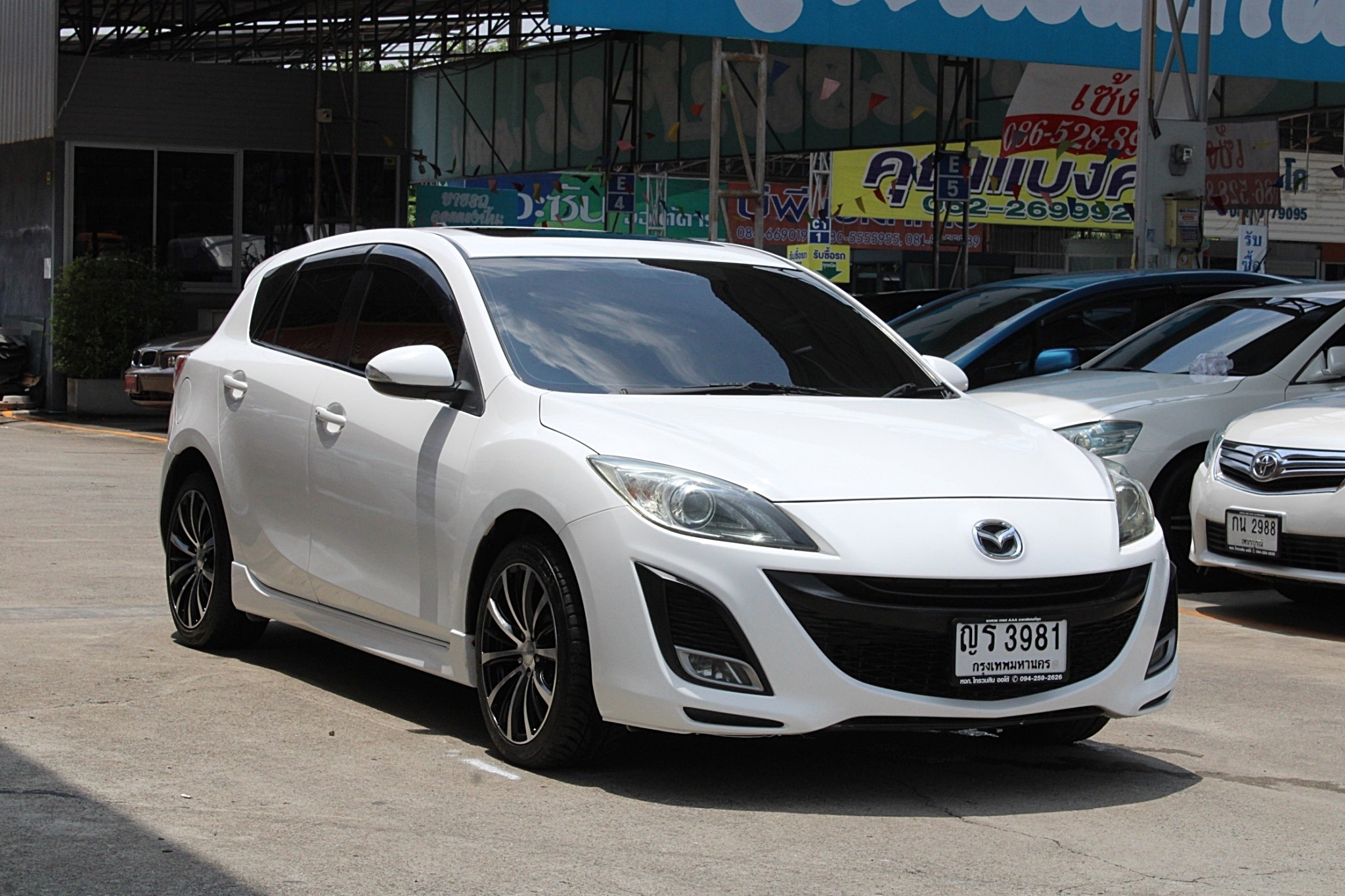 2011 Mazda 3 2.0 Maxx Sports รุ๋นTop AT สีขาว ออโต้ 5 ประตู หลังคาซันรูฟ (รูปที่ 3)