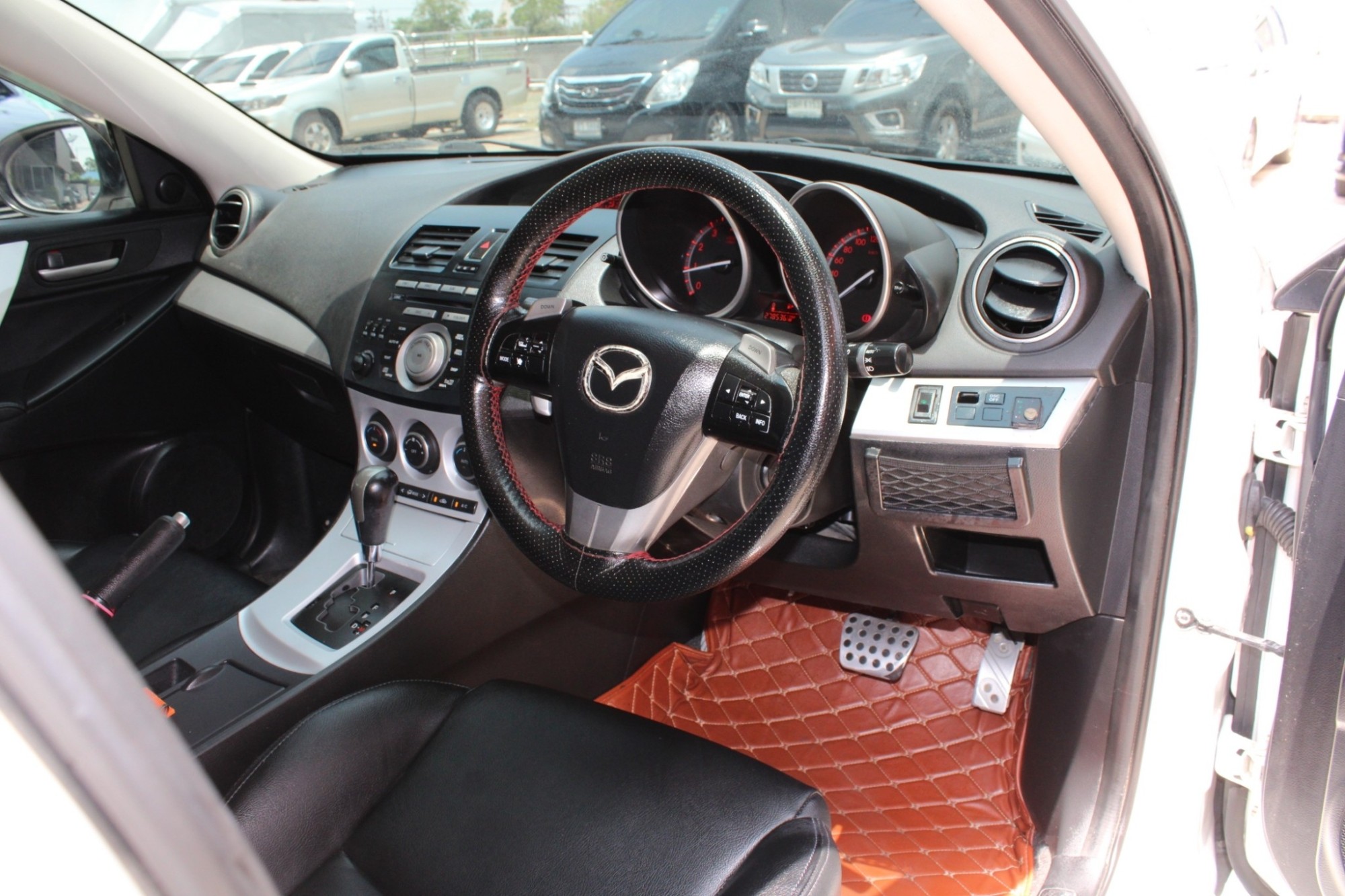 2011 Mazda 3 2.0 Maxx Sports รุ๋นTop AT สีขาว ออโต้ 5 ประตู หลังคาซันรูฟ (รูปที่ 10)