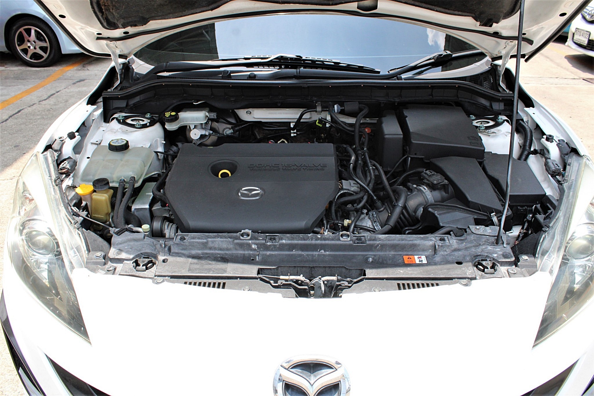 2011 Mazda 3 2.0 Maxx Sports รุ๋นTop AT สีขาว ออโต้ 5 ประตู หลังคาซันรูฟ (รูปที่ 4)