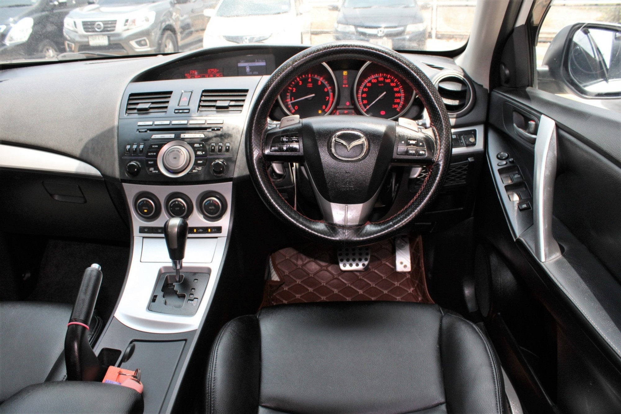 2011 Mazda 3 2.0 Maxx Sports รุ๋นTop AT สีขาว ออโต้ 5 ประตู หลังคาซันรูฟ (รูปที่ 12)