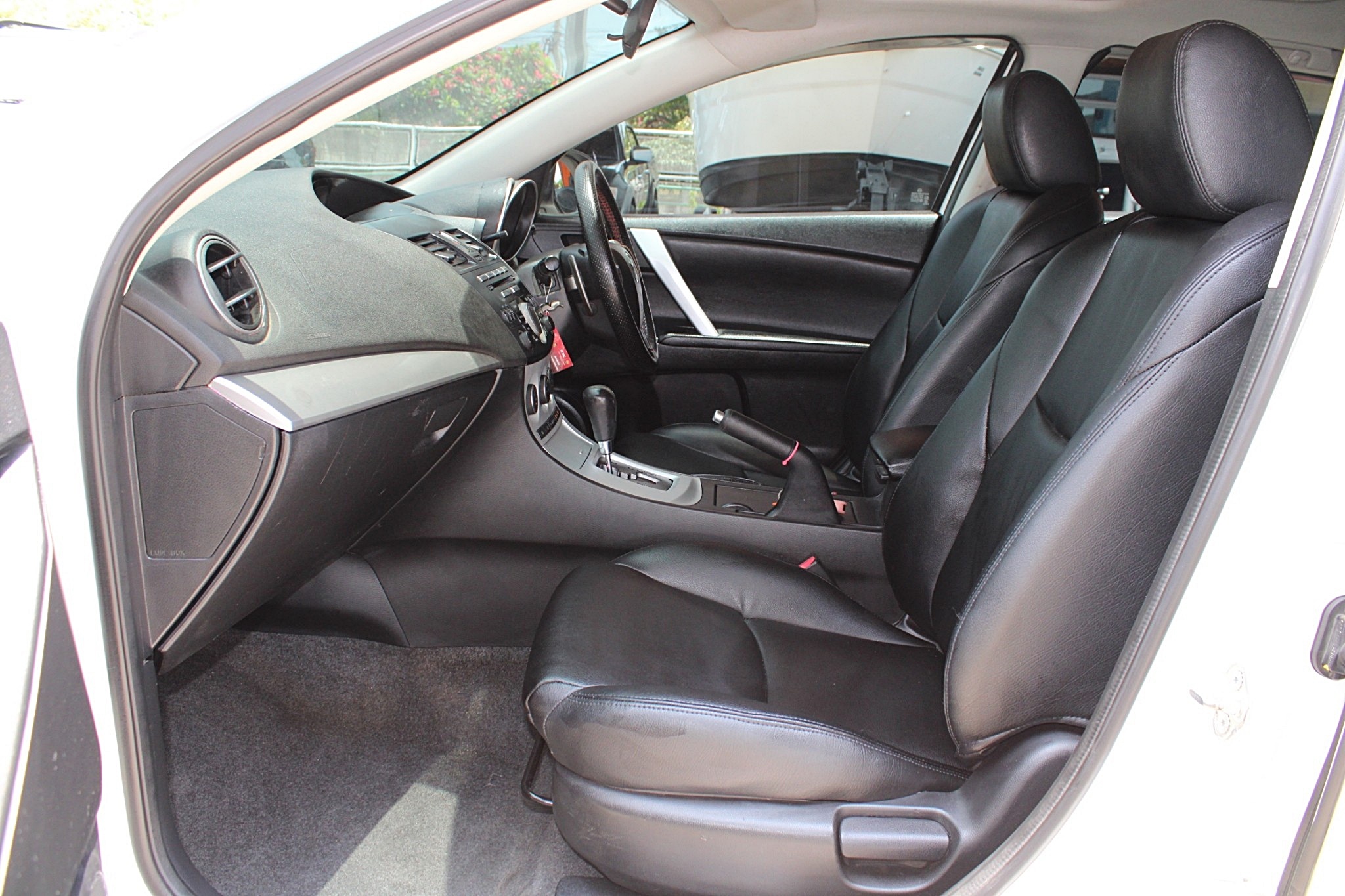 2011 Mazda 3 2.0 Maxx Sports รุ๋นTop AT สีขาว ออโต้ 5 ประตู หลังคาซันรูฟ (รูปที่ 5)
