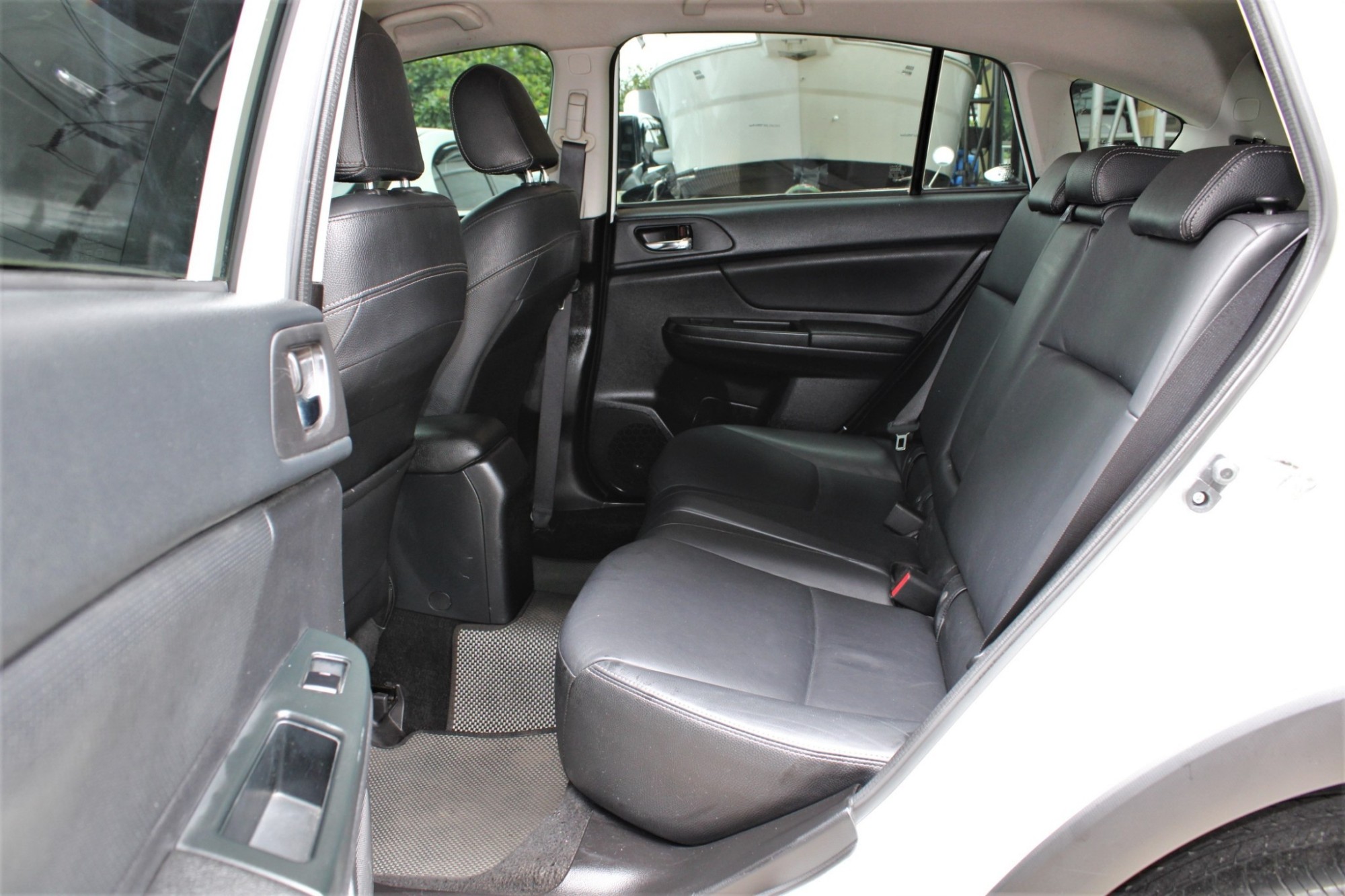 ราคาน่าคบ งบไม่เกิน 400,000 ปี2012 Subaru XV 2.0i-P AWD AT สีขาว เกียร์ออโต้ (รูปที่ 10)