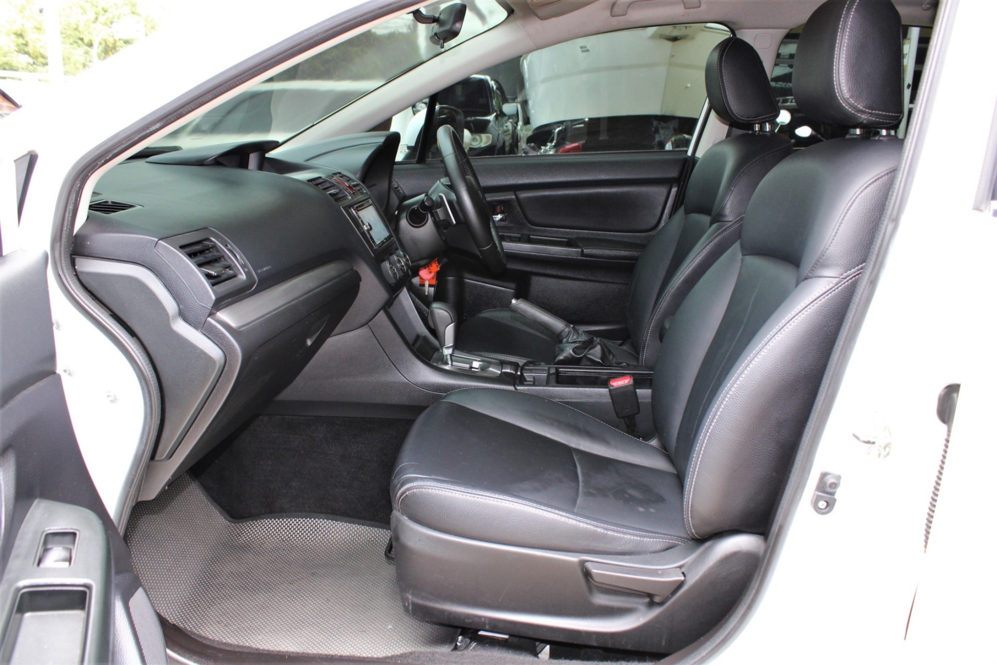 ราคาน่าคบ งบไม่เกิน 400,000 ปี2012 Subaru XV 2.0i-P AWD AT สีขาว เกียร์ออโต้ (รูปที่ 15)