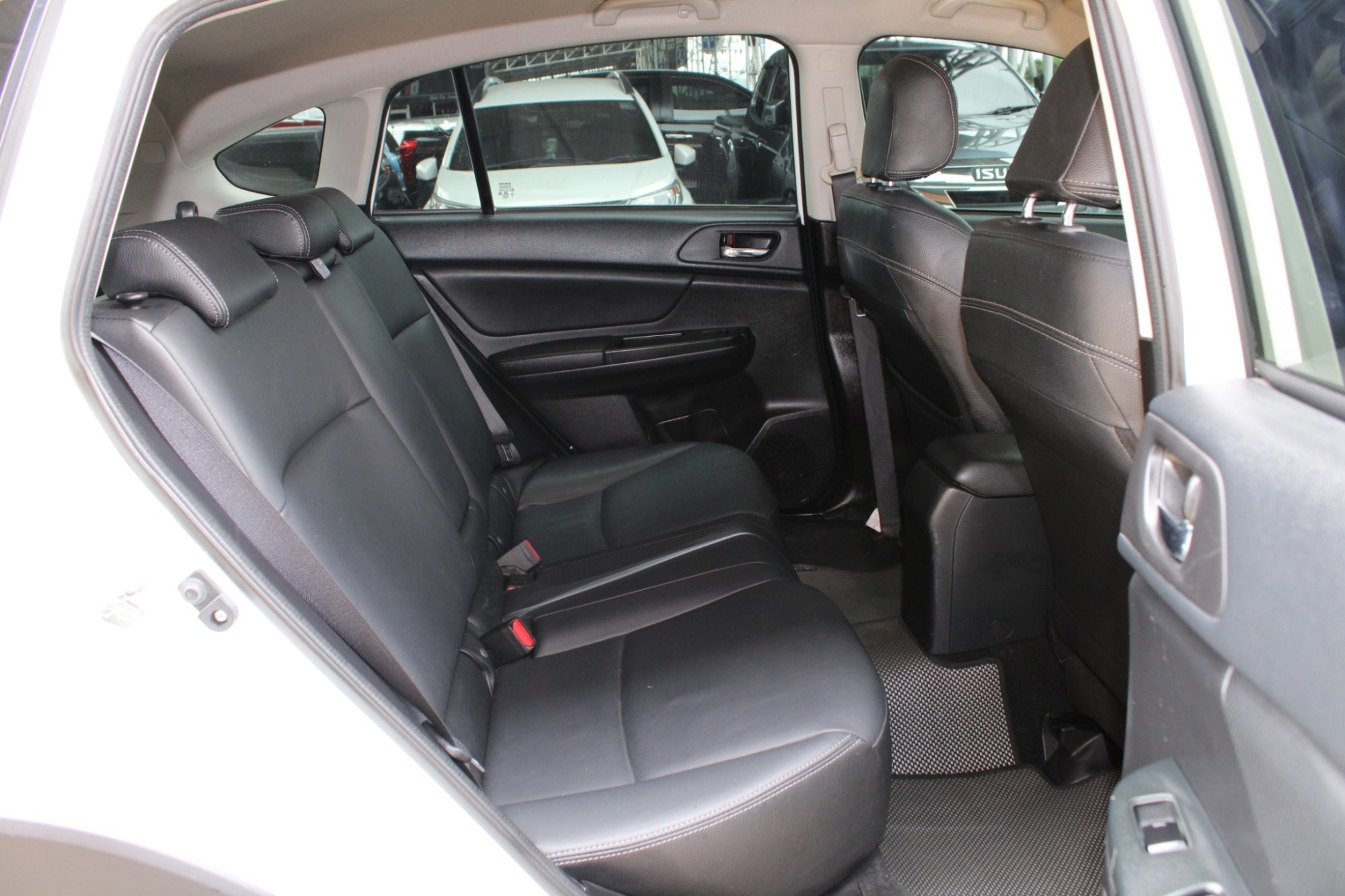 ราคาน่าคบ งบไม่เกิน 400,000 ปี2012 Subaru XV 2.0i-P AWD AT สีขาว เกียร์ออโต้ (รูปที่ 6)