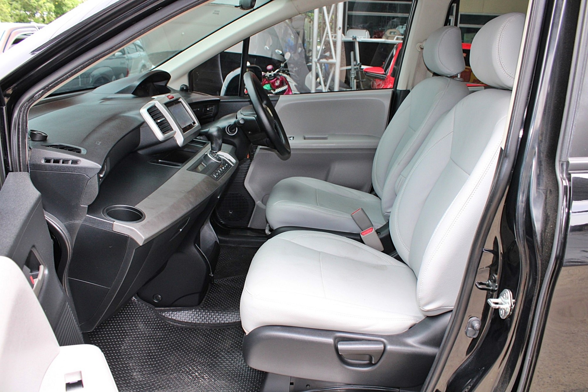 2012 Honda Freed 1.5 EL Wagon AT สีดำ เกียร์ออโต้ รถครอบครัว7ที่นั่ง รถบ้าน ออกห้างมือเดียว รถสวยไม่มีชน มีประวัติเช็คศูนย์ (รูปที่ 11)