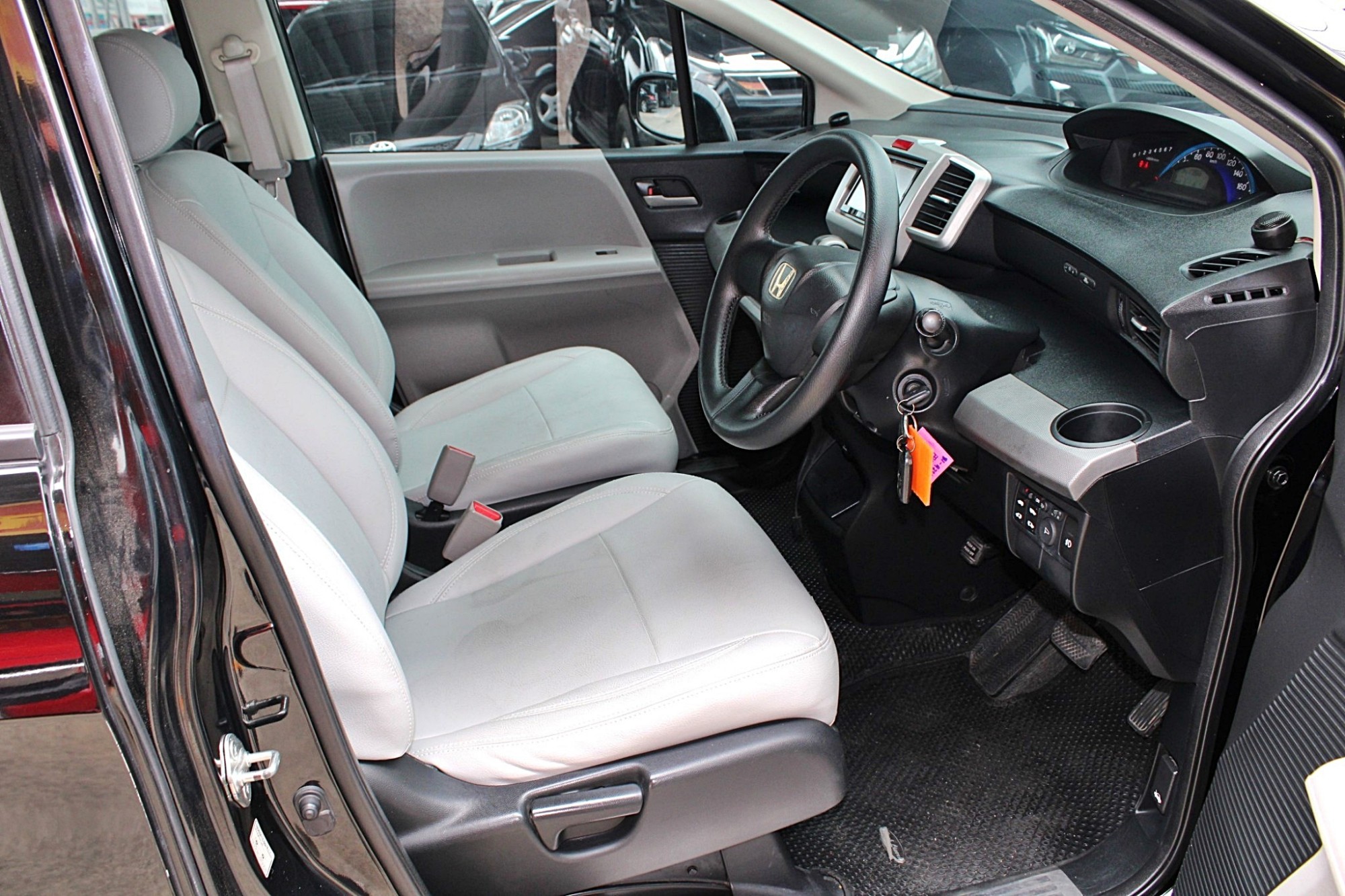 2012 Honda Freed 1.5 EL Wagon AT สีดำ เกียร์ออโต้ รถครอบครัว7ที่นั่ง รถบ้าน ออกห้างมือเดียว รถสวยไม่มีชน มีประวัติเช็คศูนย์ (รูปที่ 13)