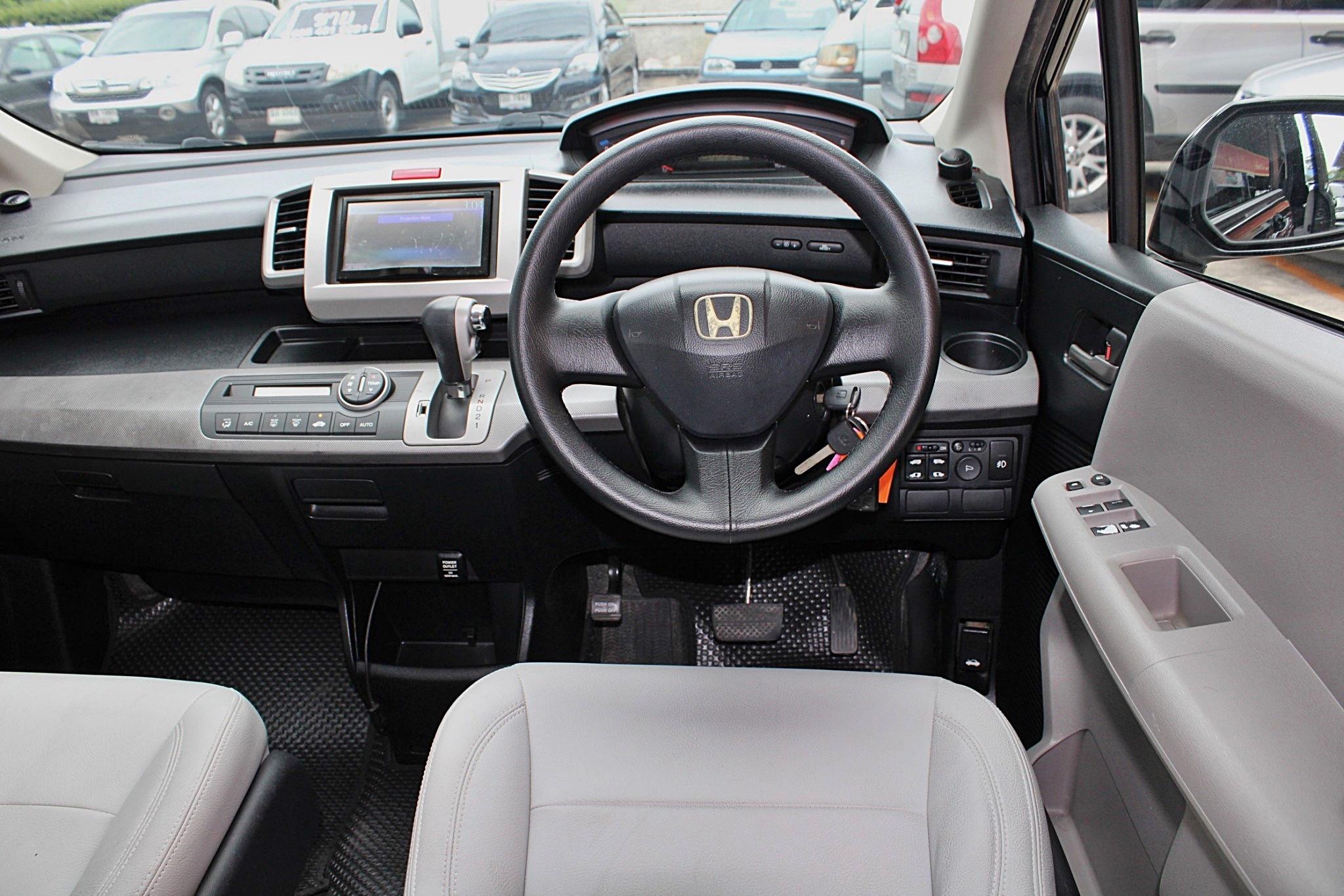 2012 Honda Freed 1.5 EL Wagon AT สีดำ เกียร์ออโต้ รถครอบครัว7ที่นั่ง รถบ้าน ออกห้างมือเดียว รถสวยไม่มีชน มีประวัติเช็คศูนย์ (รูปที่ 7)