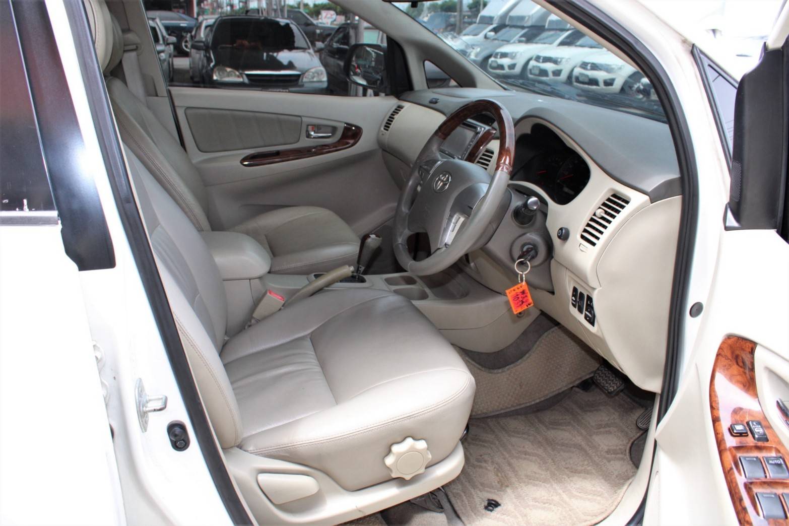 2012 Toyota Innova 2.0V AT สีขาว เกียร์ออโต้ รถ7ที่นั่ง รุ่นท๊อป จัดได้ท่วม