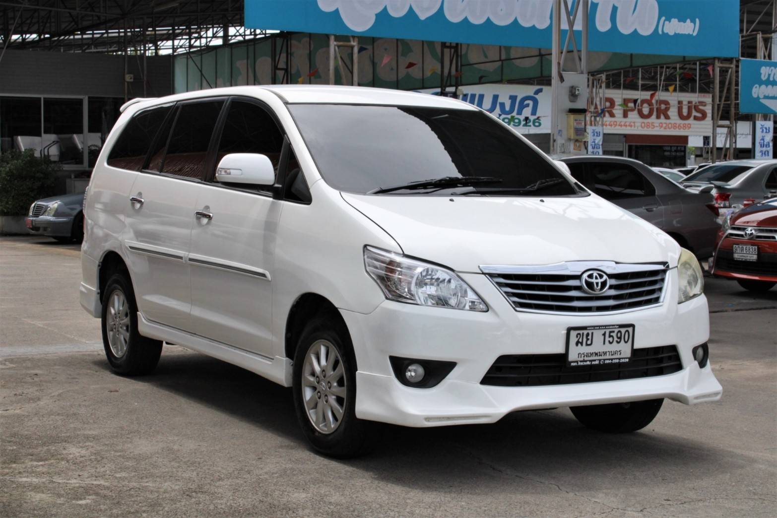 2012 Toyota Innova 2.0V AT สีขาว เกียร์ออโต้ รถ7ที่นั่ง รุ่นท๊อป จัดได้ท่วม