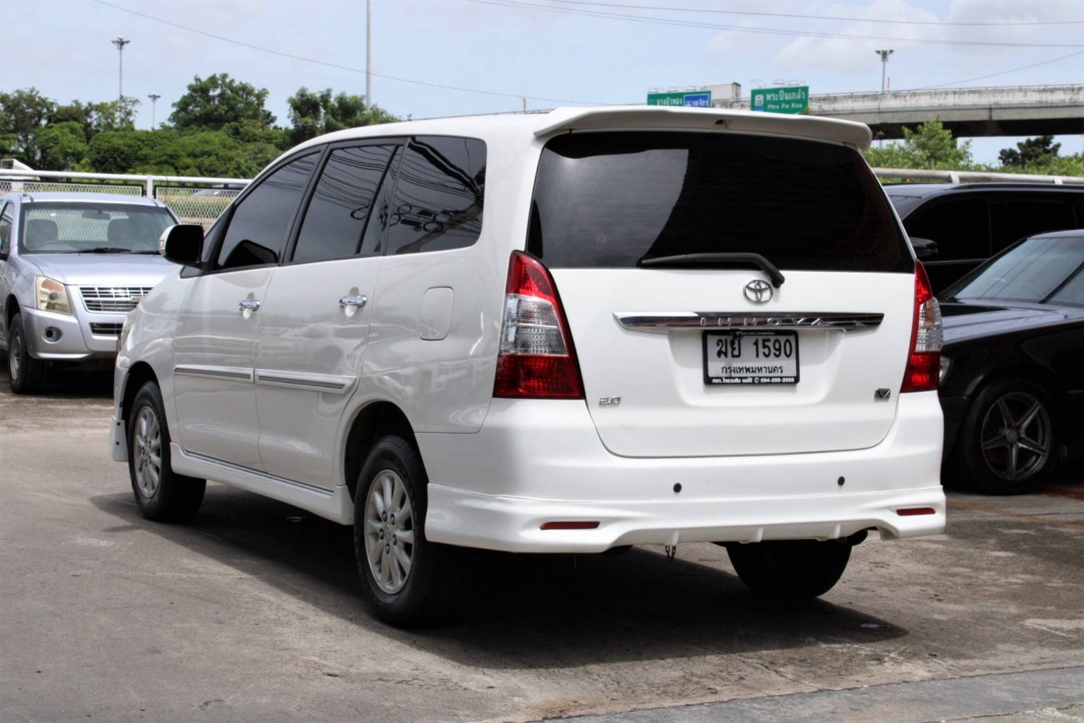 2012 Toyota Innova 2.0V AT สีขาว เกียร์ออโต้ รถ7ที่นั่ง รุ่นท๊อป จัดได้ท่วม