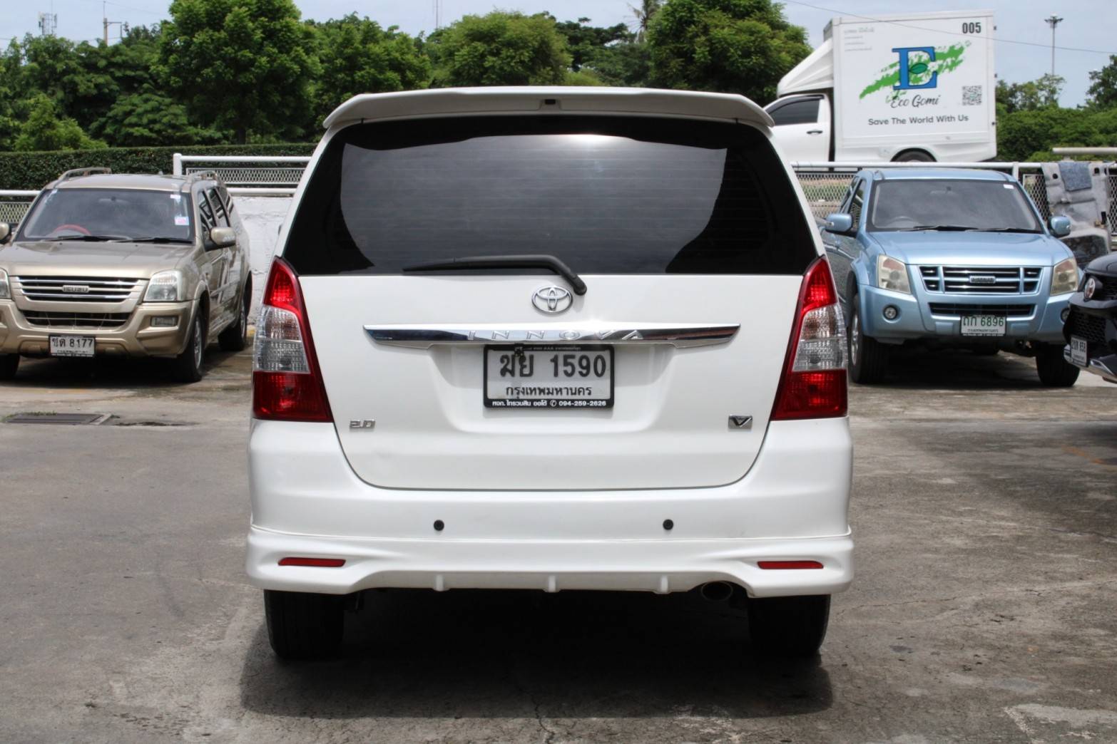 2012 Toyota Innova 2.0V AT สีขาว เกียร์ออโต้ รถ7ที่นั่ง รุ่นท๊อป จัดได้ท่วม