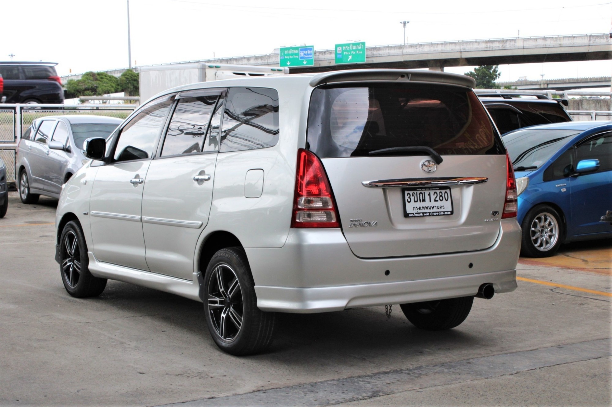 2007 Toyota Innova 2.0 V Wagon AT สีเทา เกียร์ออโต้ airbag abs เบาะหนัง แอร์ดิจิตอล ไม่มีชนหนักตัดต่อหรือจมน้ำ เครื่องดีช่วงล่างดี