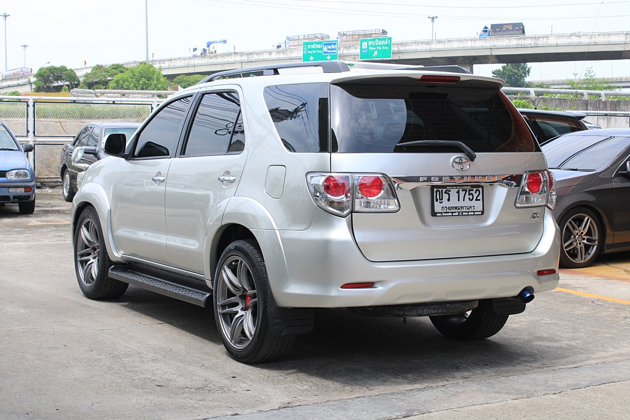 ฟรีดาวน์ 2011 toyota Fortuner 2.7 V 2WD Auto สีบรอนซ์ เกียร์ออโต้ ขับ2 หน้าแชมป์ เบนซินไม่แก๊ส