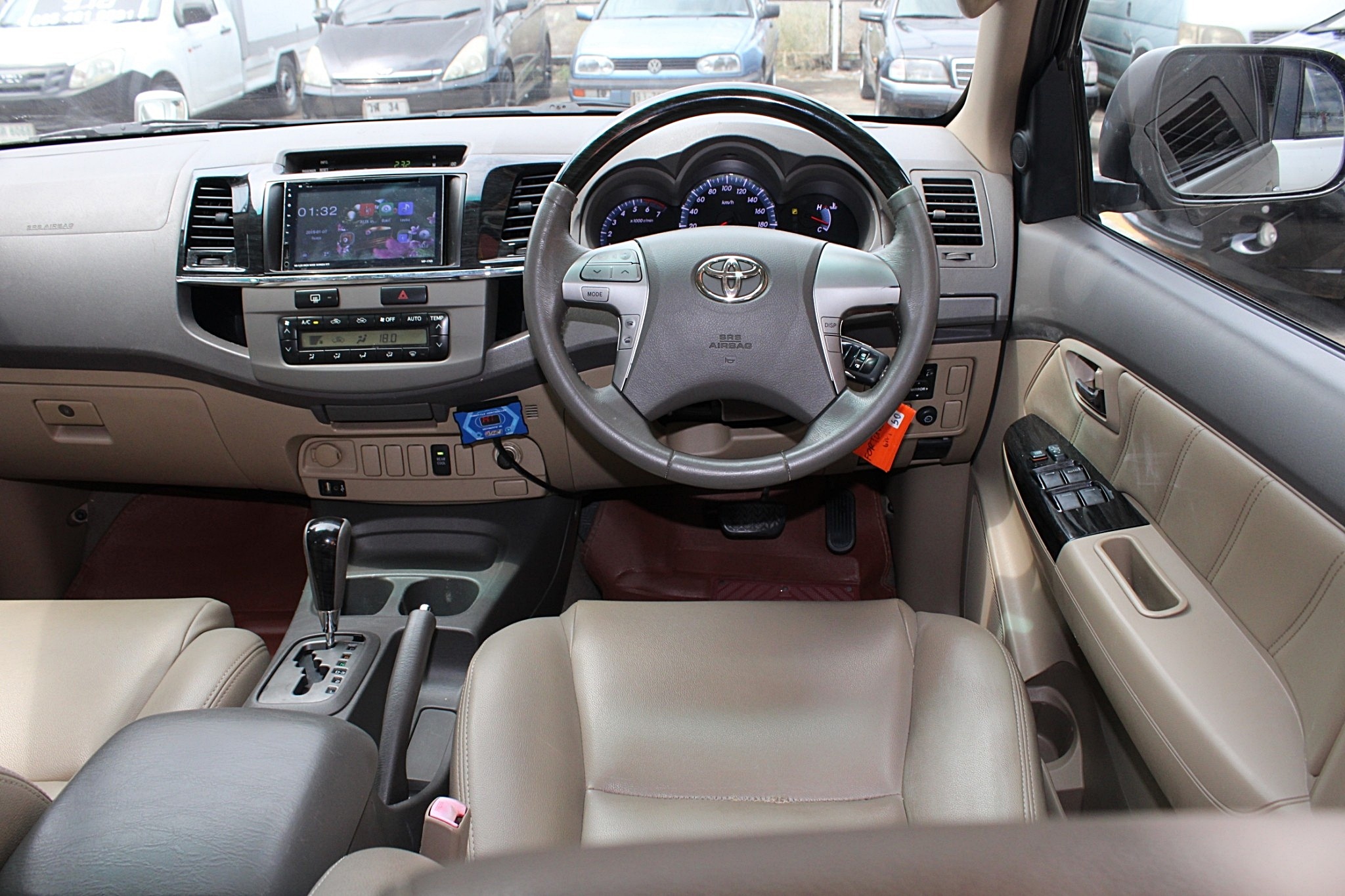 ฟรีดาวน์ 2011 toyota Fortuner 2.7 V 2WD Auto สีบรอนซ์ เกียร์ออโต้ ขับ2 หน้าแชมป์ เบนซินไม่แก๊ส