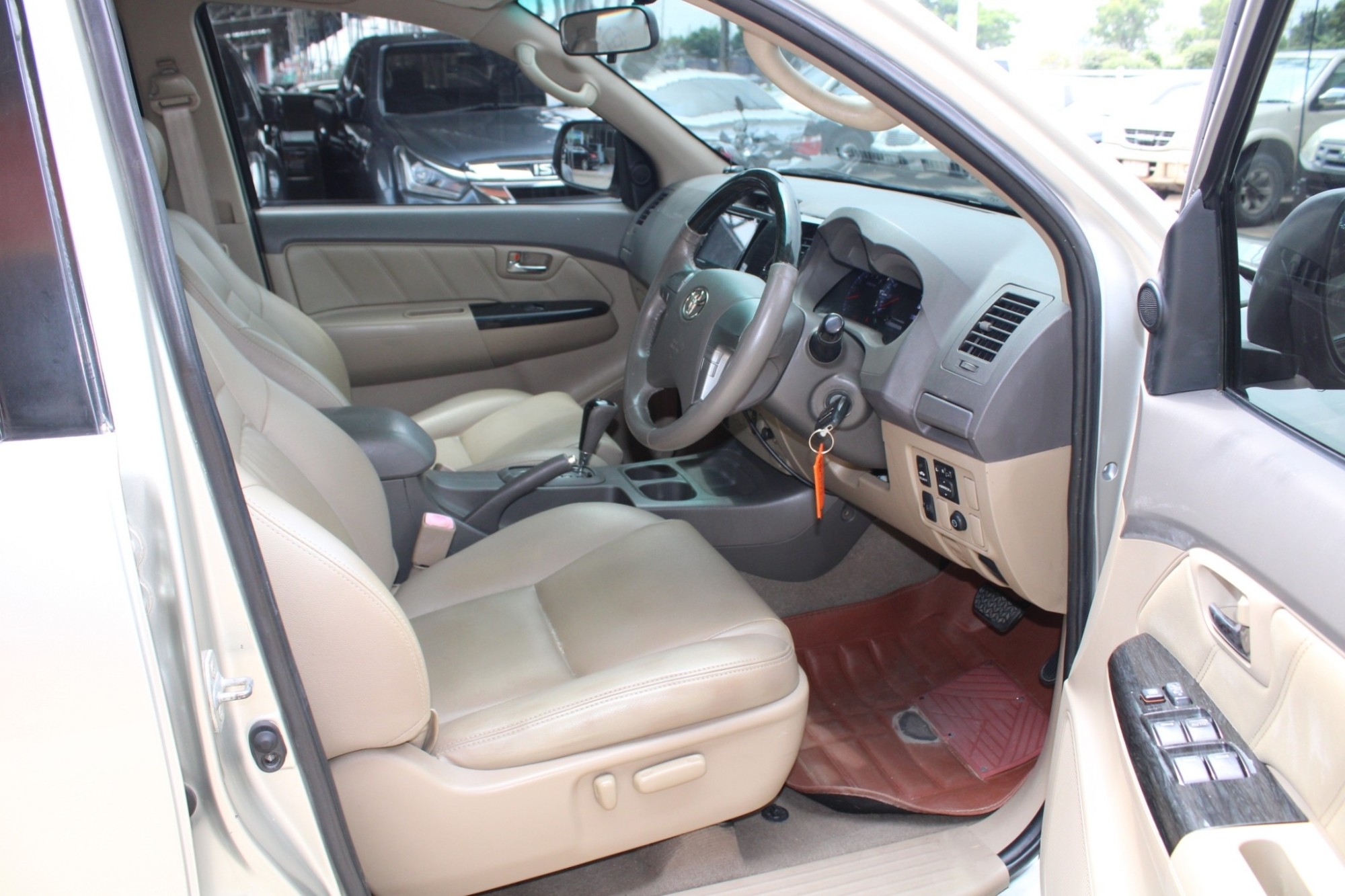 ฟรีดาวน์ 2011 toyota Fortuner 2.7 V 2WD Auto สีบรอนซ์ เกียร์ออโต้ ขับ2 หน้าแชมป์ เบนซินไม่แก๊ส (รูปที่ 8)