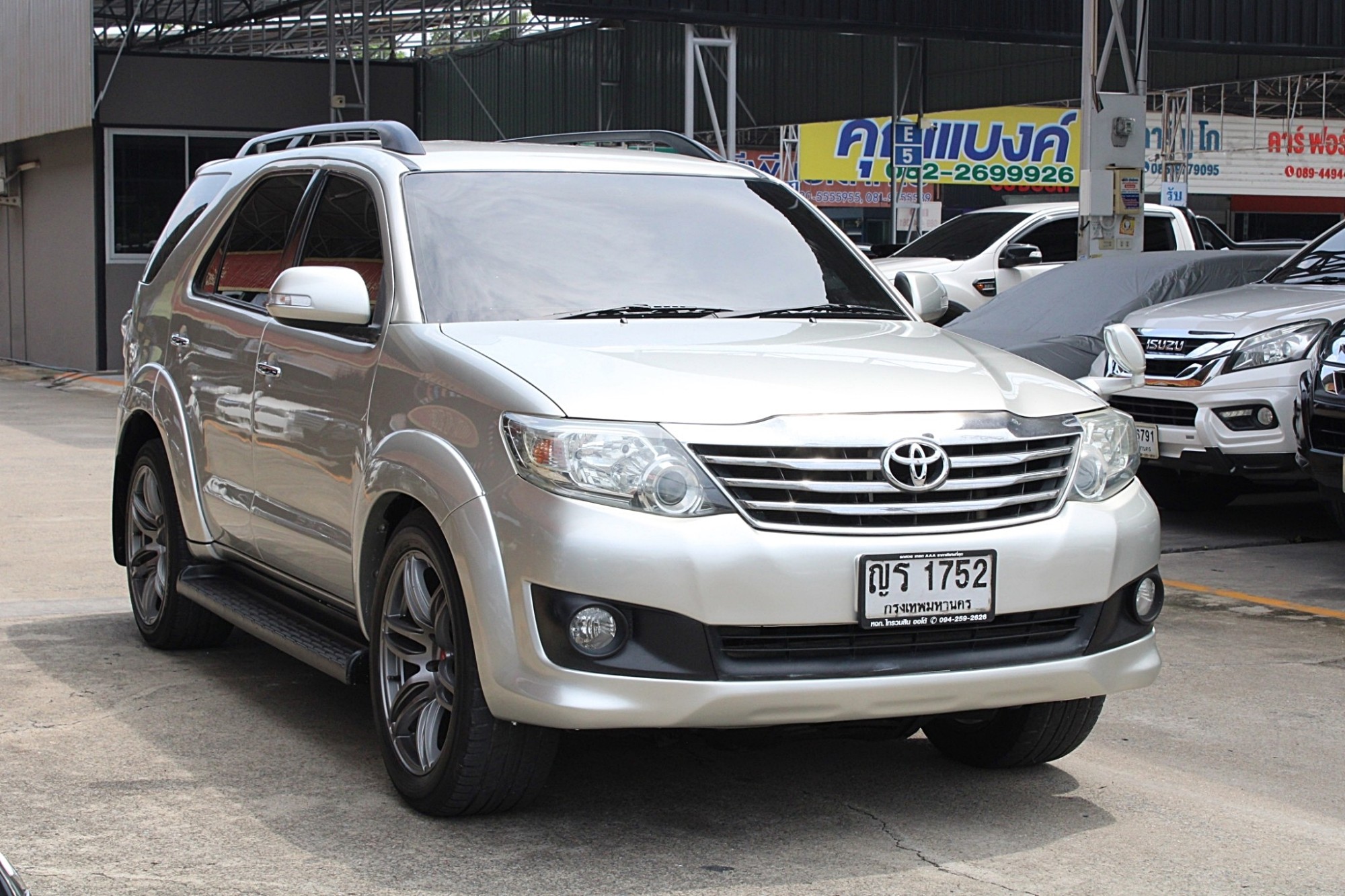 ฟรีดาวน์ 2011 toyota Fortuner 2.7 V 2WD Auto สีบรอนซ์ เกียร์ออโต้ ขับ2 หน้าแชมป์ เบนซินไม่แก๊ส