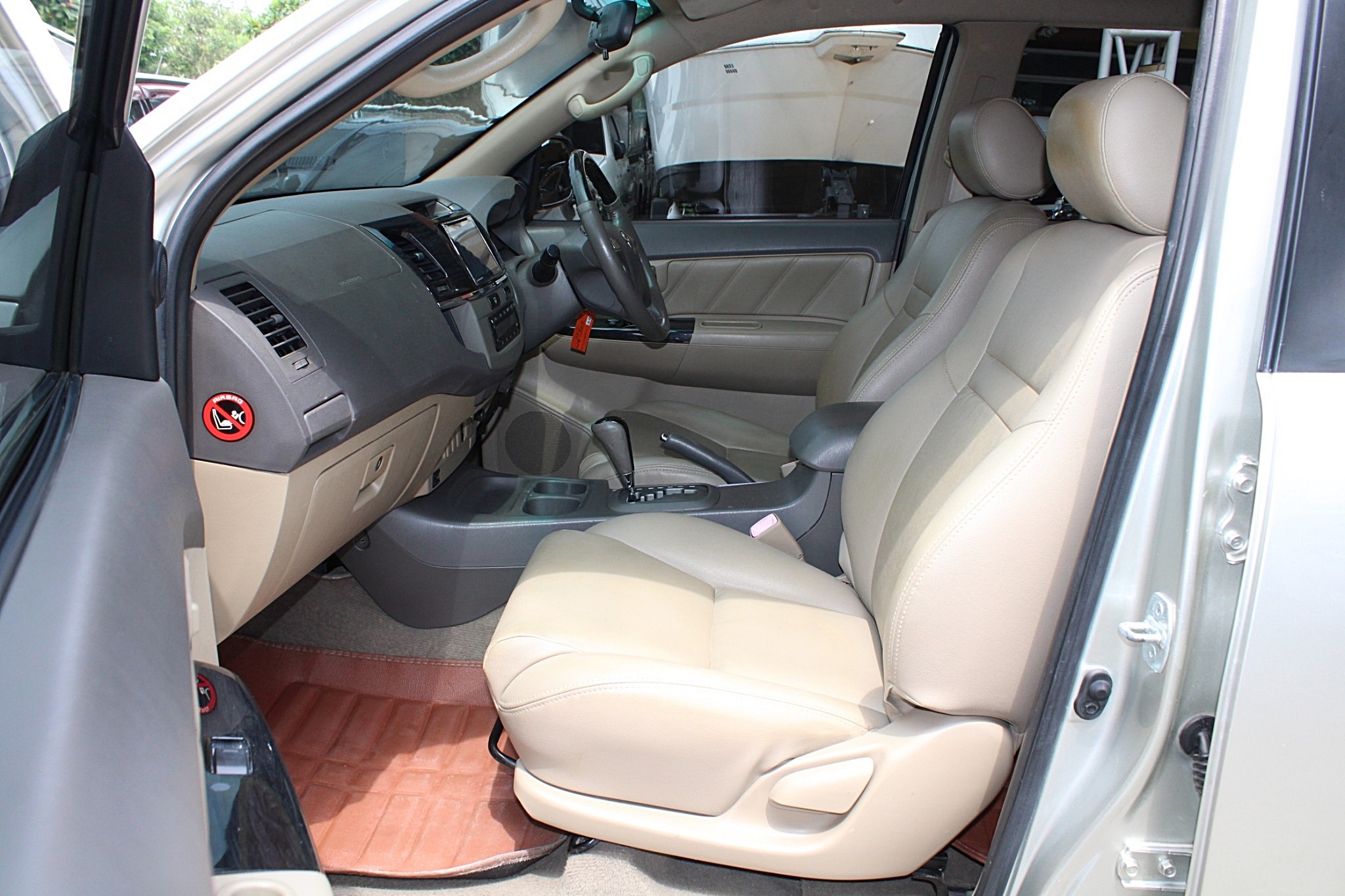 ฟรีดาวน์ 2011 toyota Fortuner 2.7 V 2WD Auto สีบรอนซ์ เกียร์ออโต้ ขับ2 หน้าแชมป์ เบนซินไม่แก๊ส (รูปที่ 5)