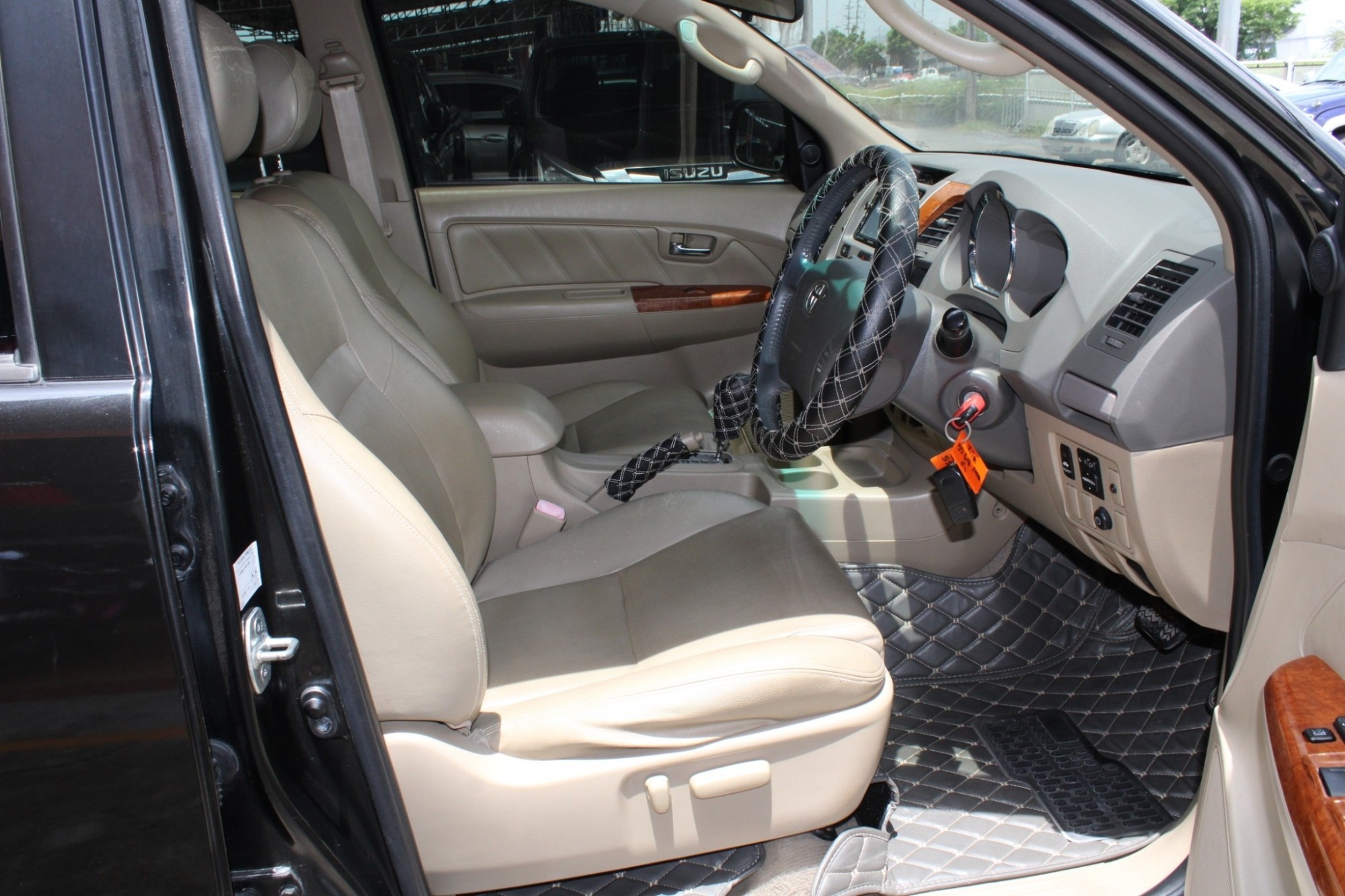 2009 toyota Fortuner 2.7 V 2WD Auto สีดำ รถสวย SUV รถครอบครัว ยอดนิยม หน้าหลังเดิมสภาพสวยประหยัด (รูปที่ 6)