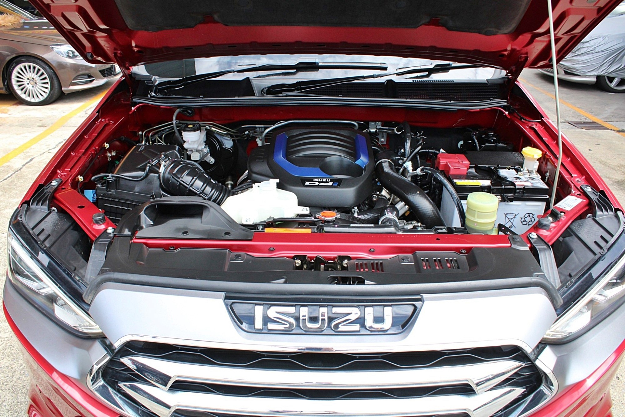 2021 Isuzu MU-X 1.9 Ultimate SUV AT สีแดงมะเมี่ยว ประหยัดเชื้อเพลิง ขับ2Wdยิ่งประหยัด ค่าภาษีถูกกว่าเครื่อง 3.0 และคันนี้สภาพสวยใสคล้ายป้ายแดง (รูปที่ 6)