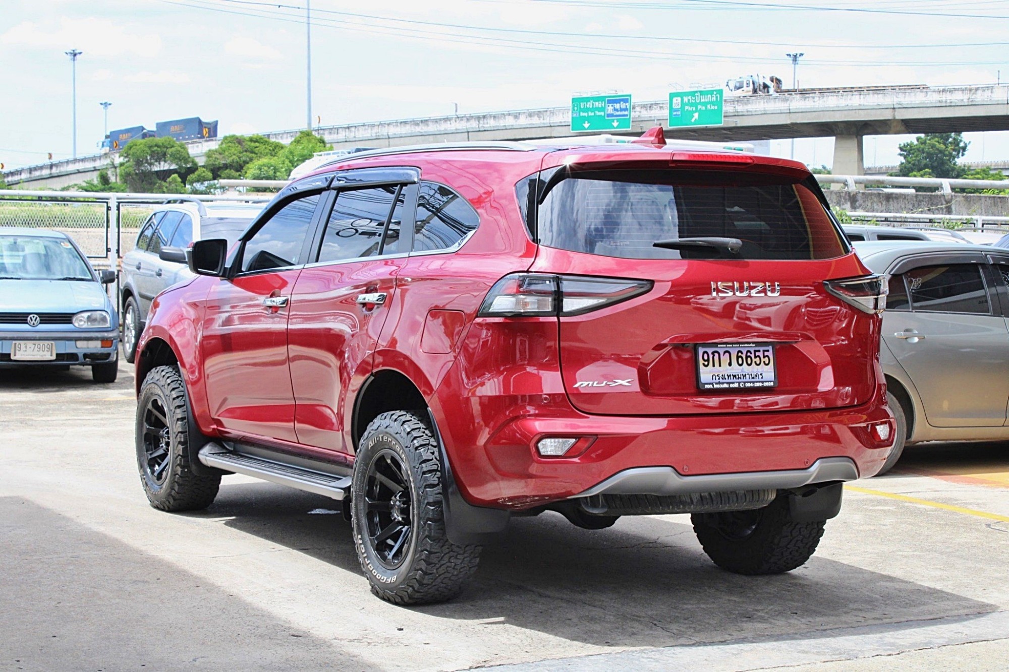 2021 Isuzu MU-X 1.9 Ultimate SUV AT สีแดงมะเมี่ยว ประหยัดเชื้อเพลิง ขับ2Wdยิ่งประหยัด ค่าภาษีถูกกว่าเครื่อง 3.0 และคันนี้สภาพสวยใสคล้ายป้ายแดง