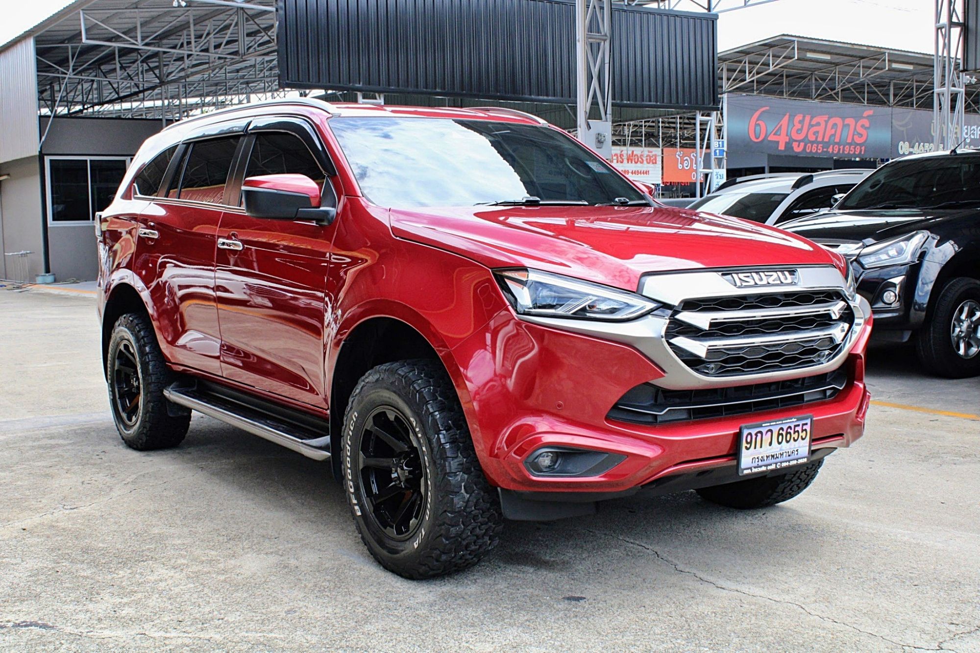 2021 Isuzu MU-X 1.9 Ultimate SUV AT สีแดงมะเมี่ยว ประหยัดเชื้อเพลิง ขับ2Wdยิ่งประหยัด ค่าภาษีถูกกว่าเครื่อง 3.0 และคันนี้สภาพสวยใสคล้ายป้ายแดง (รูปที่ 2)
