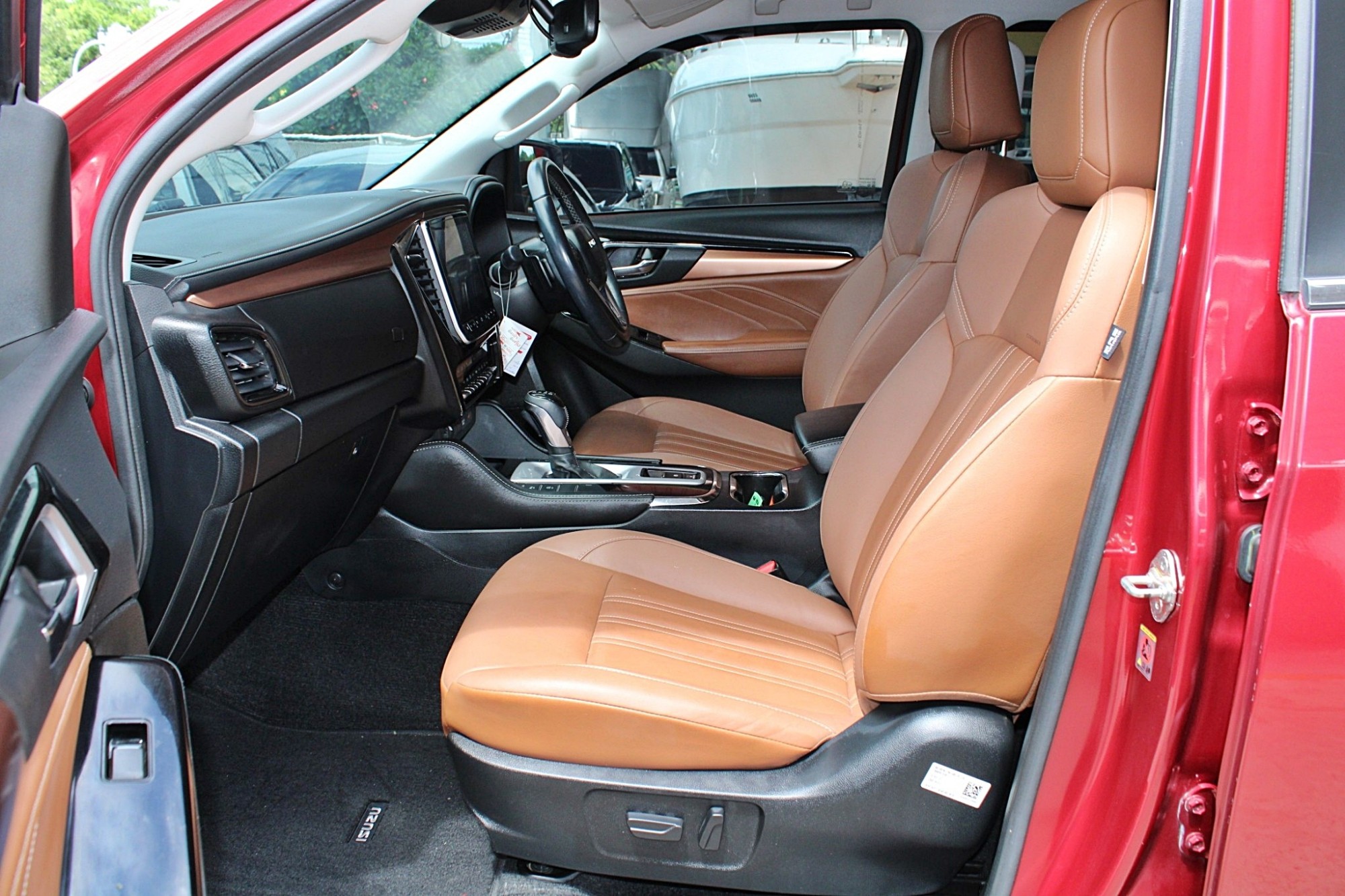 2021 Isuzu MU-X 1.9 Ultimate SUV AT สีแดงมะเมี่ยว ประหยัดเชื้อเพลิง ขับ2Wdยิ่งประหยัด ค่าภาษีถูกกว่าเครื่อง 3.0 และคันนี้สภาพสวยใสคล้ายป้ายแดง (รูปที่ 14)
