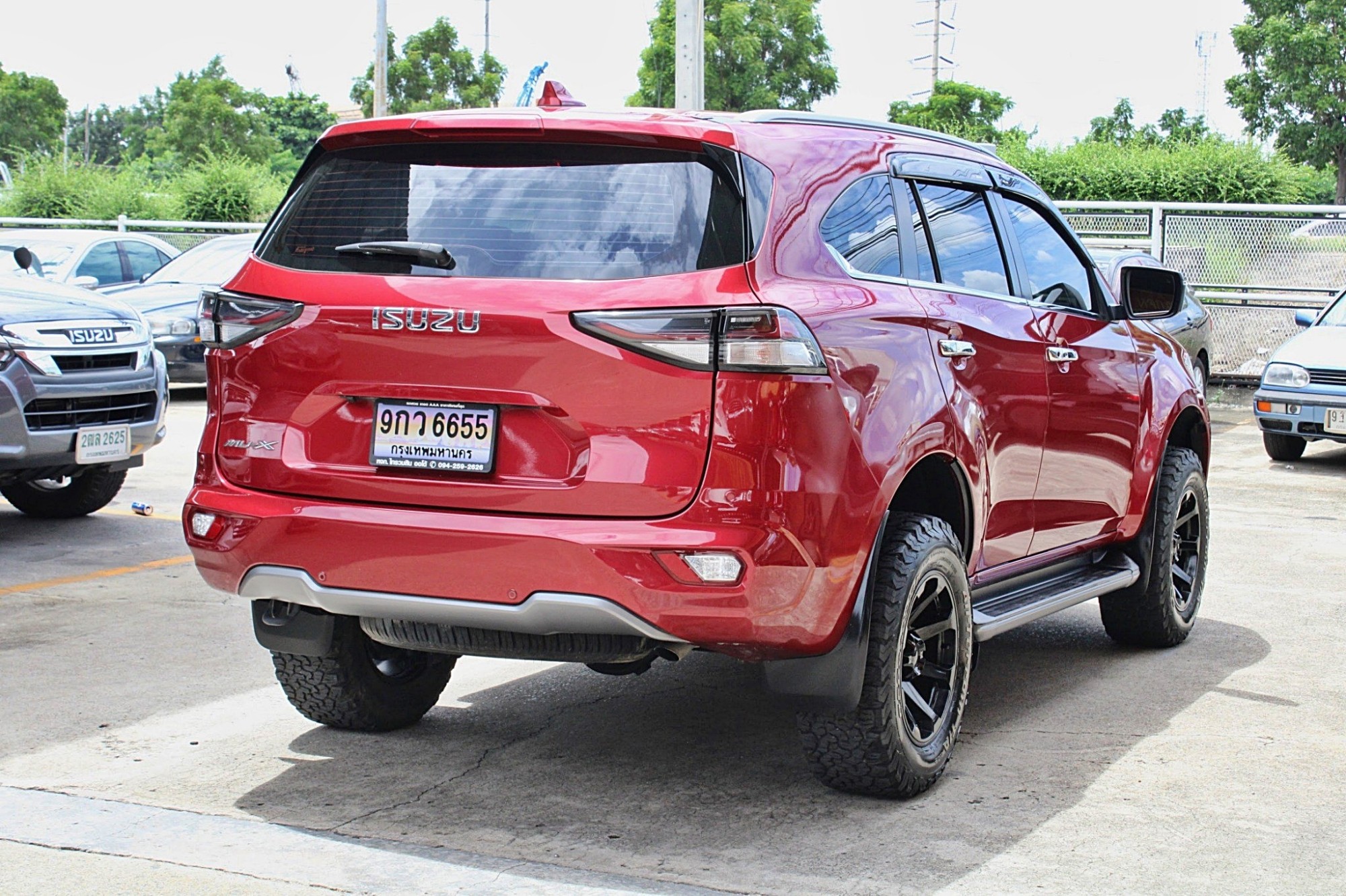 2021 Isuzu MU-X 1.9 Ultimate SUV AT สีแดงมะเมี่ยว ประหยัดเชื้อเพลิง ขับ2Wdยิ่งประหยัด ค่าภาษีถูกกว่าเครื่อง 3.0 และคันนี้สภาพสวยใสคล้ายป้ายแดง