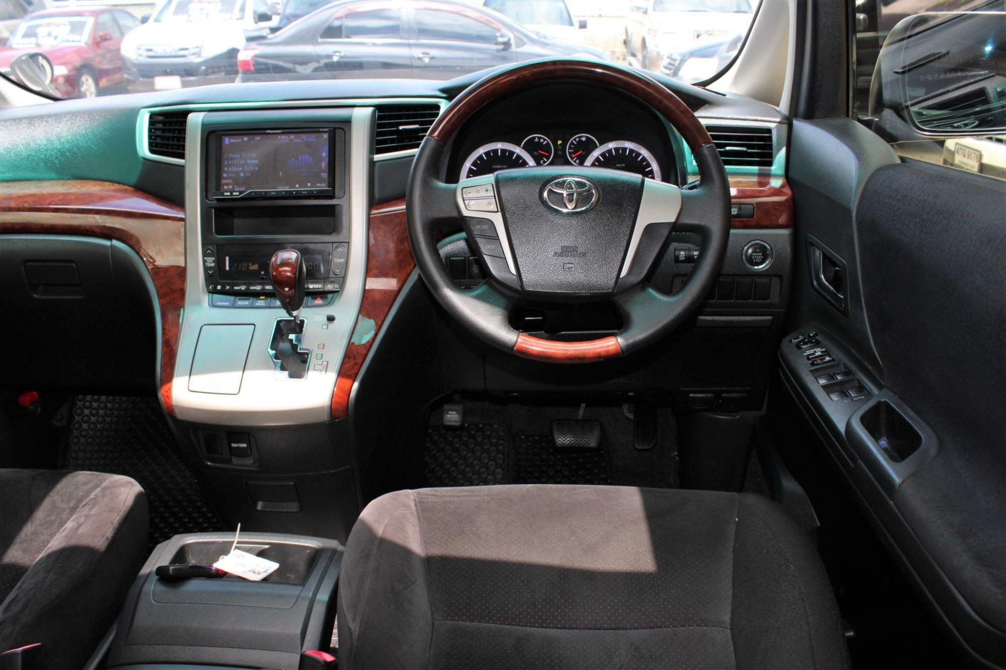 2011 Toyota VELLFIRE 2.4 V Auto CVT สีดำ รุ่นท๊อปสุด มือแรกออกห้าง ไม่เคยมีอุบัติเหตุ ไม่เคยแก๊ส สวยมากๆ (รูปที่ 12)