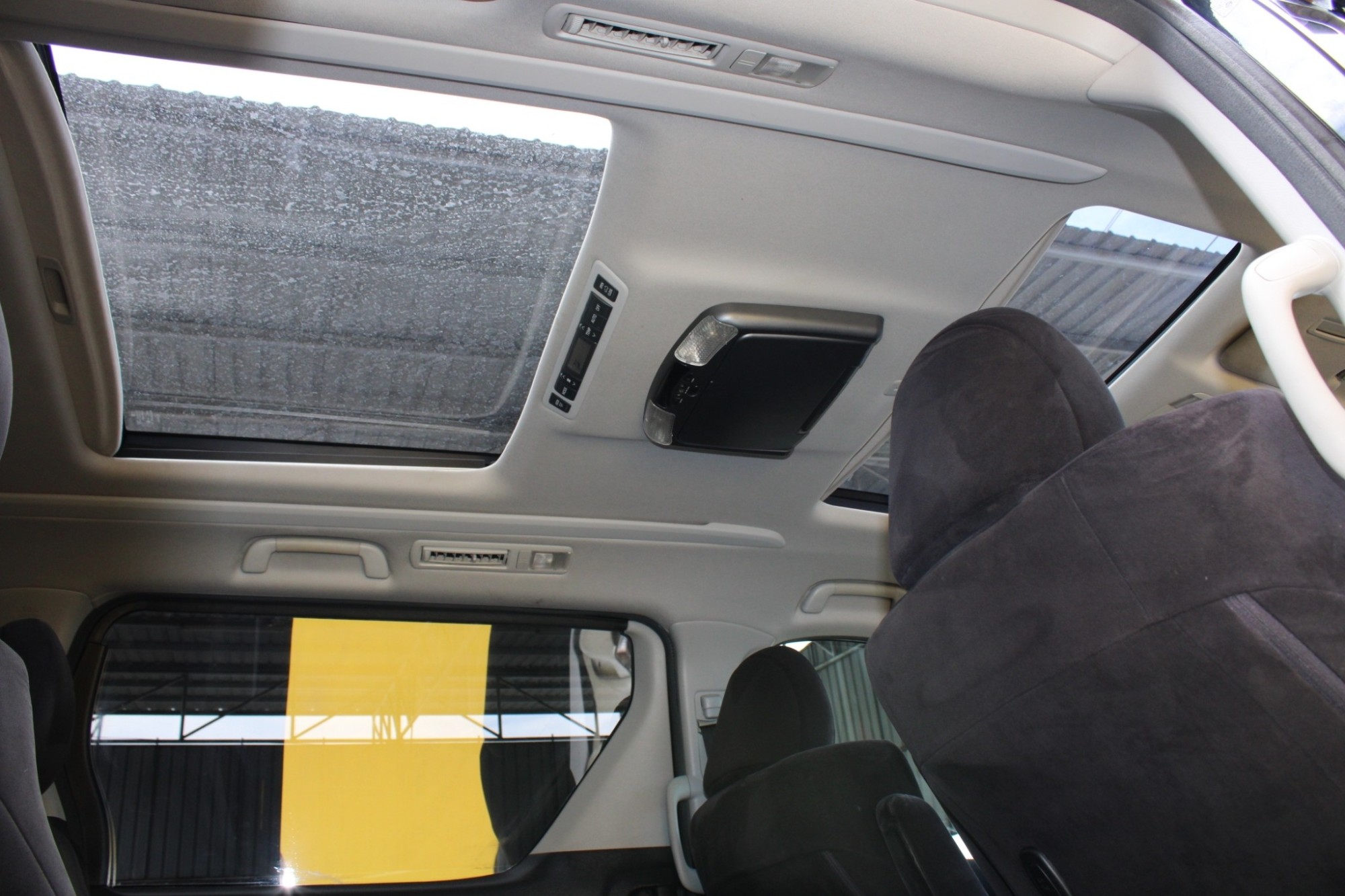 2011 Toyota VELLFIRE 2.4 V Auto CVT สีดำ รุ่นท๊อปสุด มือแรกออกห้าง ไม่เคยมีอุบัติเหตุ ไม่เคยแก๊ส สวยมากๆ (รูปที่ 14)