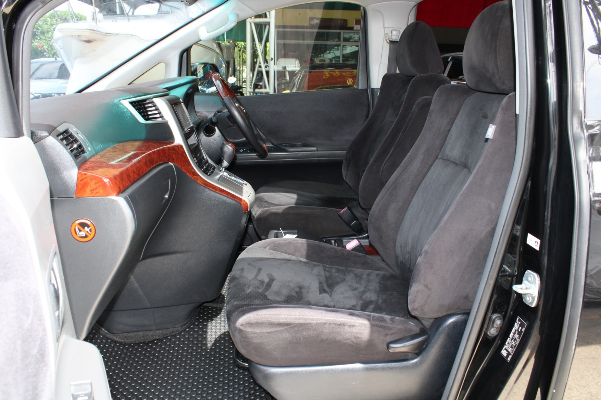 2011 Toyota VELLFIRE 2.4 V Auto CVT สีดำ รุ่นท๊อปสุด มือแรกออกห้าง ไม่เคยมีอุบัติเหตุ ไม่เคยแก๊ส สวยมากๆ (รูปที่ 10)