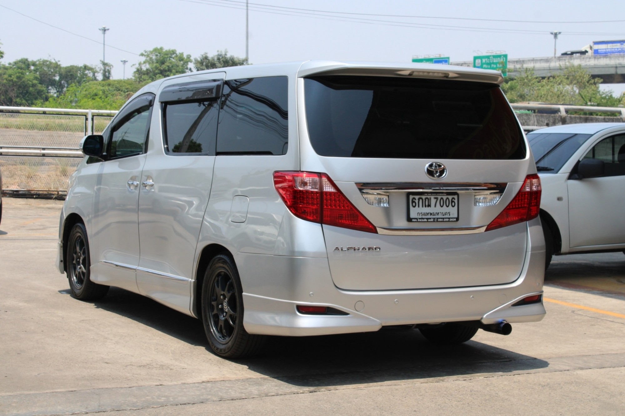 My2010 Toyota Alphard 2.4 V เบนซิน ตัวTop Auto สีบรอนซ์ เดิมสวยไม่มีอุบัติเหตุ ภายในสะอาด เบาะแถวหลังแบบโซฟานั่งสบายมาก (รูปที่ 3)